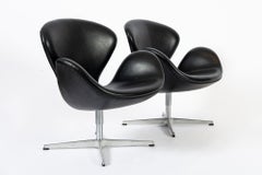 Fauteuils cygnes en cuir noir du Danemark du milieu du siècle par Arne Jacobsen pour Fritz Hansen