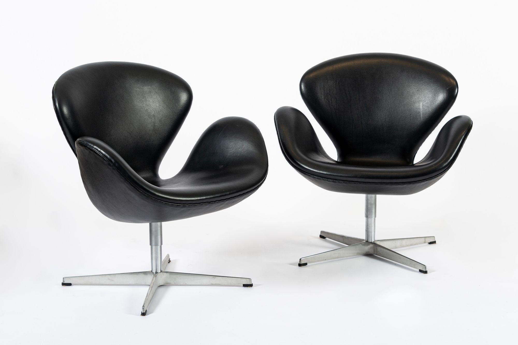 Mid-Century Modern Mid Century Danish Black Leather Swan Chairs by Arne Jacobsen for Fritz Hansen For Sale