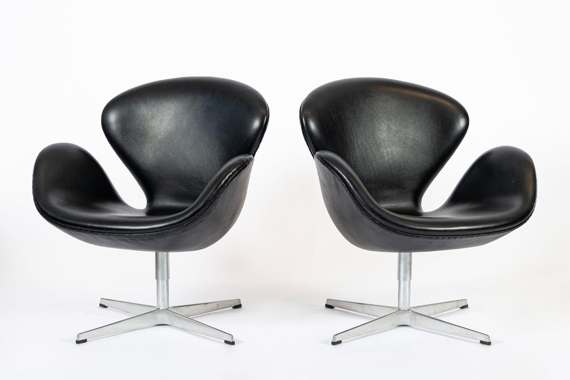 Mid Century Danish Black Leather Swan Chairs by Arne Jacobsen for Fritz Hansen In Good Condition For Sale In Detroit, MI
