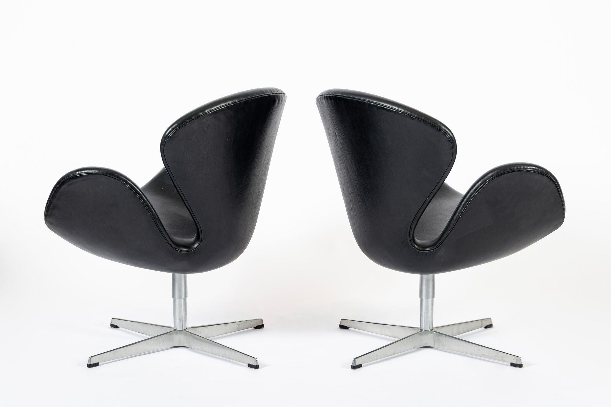 Contemporary Mid Century Danish Black Leather Swan Chairs by Arne Jacobsen for Fritz Hansen For Sale