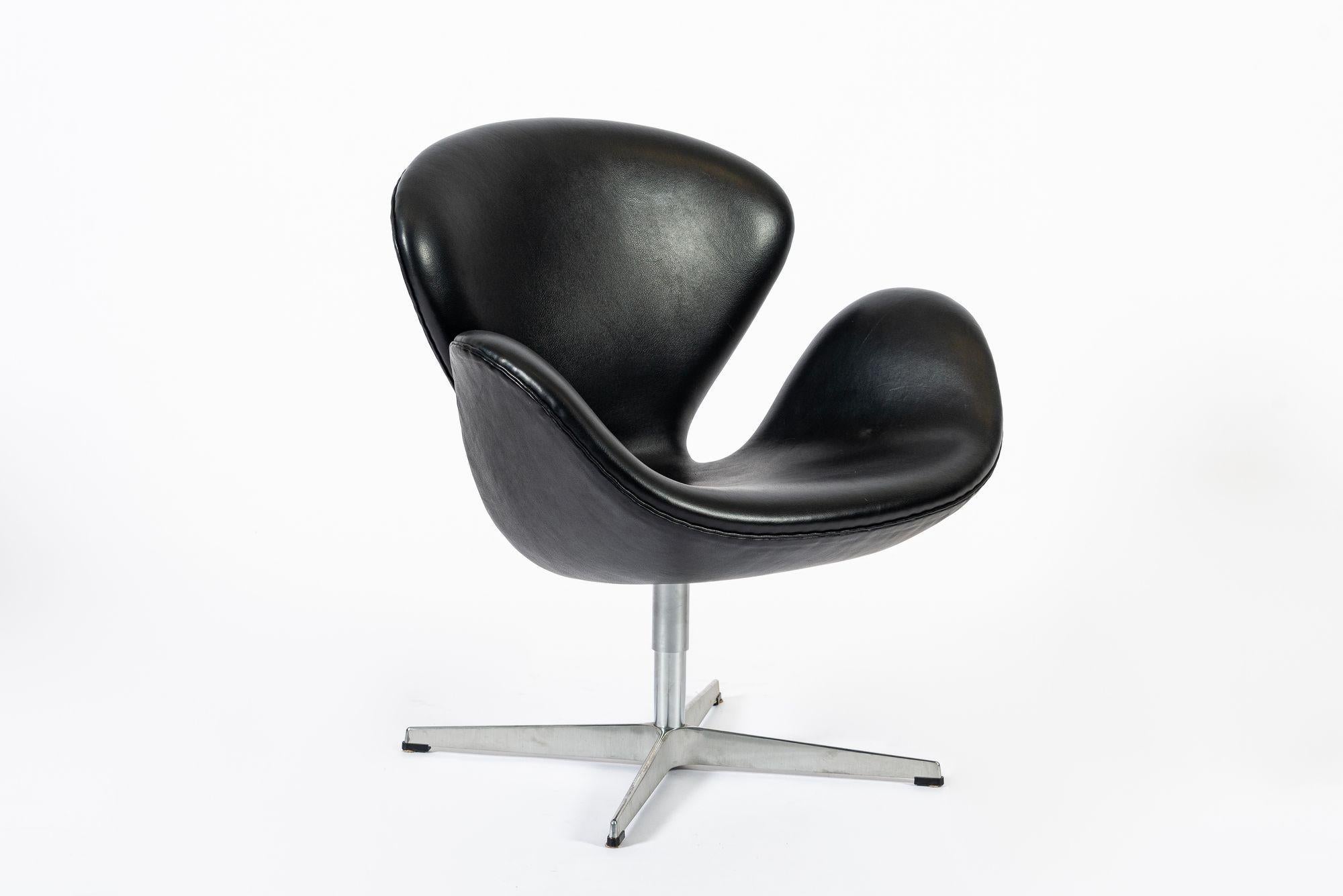 Mid Century Danish Black Leather Swan Chairs by Arne Jacobsen for Fritz Hansen For Sale 2