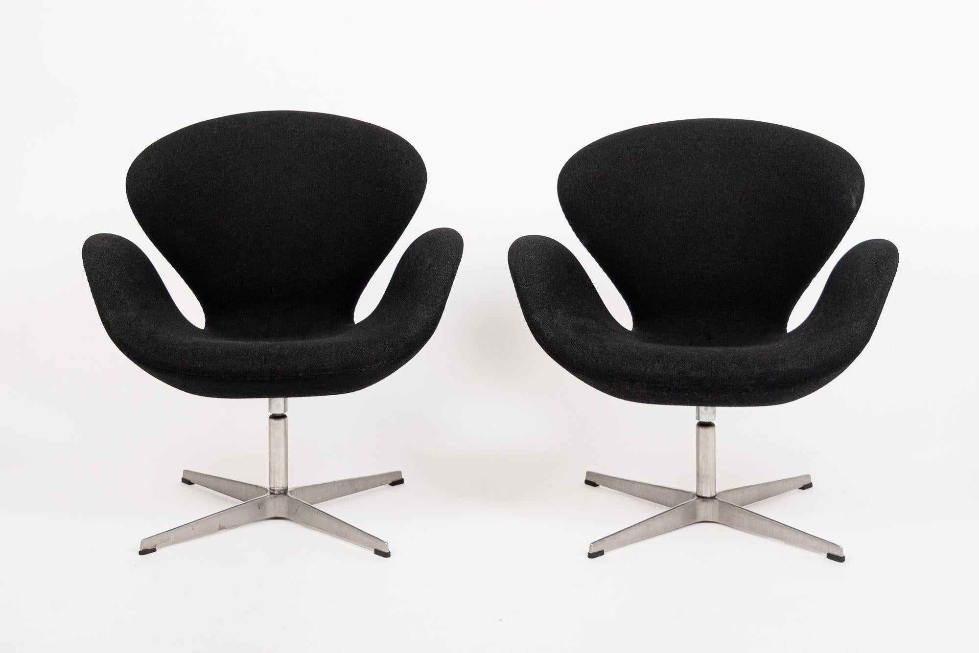 Mid Century Danish Black Swan Chairs by Arne Jacobsen for Fritz Hansen For Sale 5