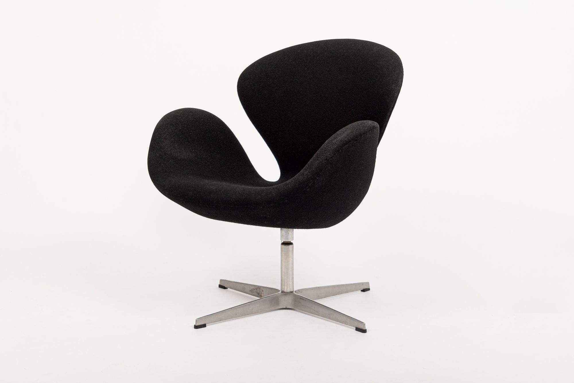 Mid Century Danish Black Swan Chairs by Arne Jacobsen for Fritz Hansen For Sale 8