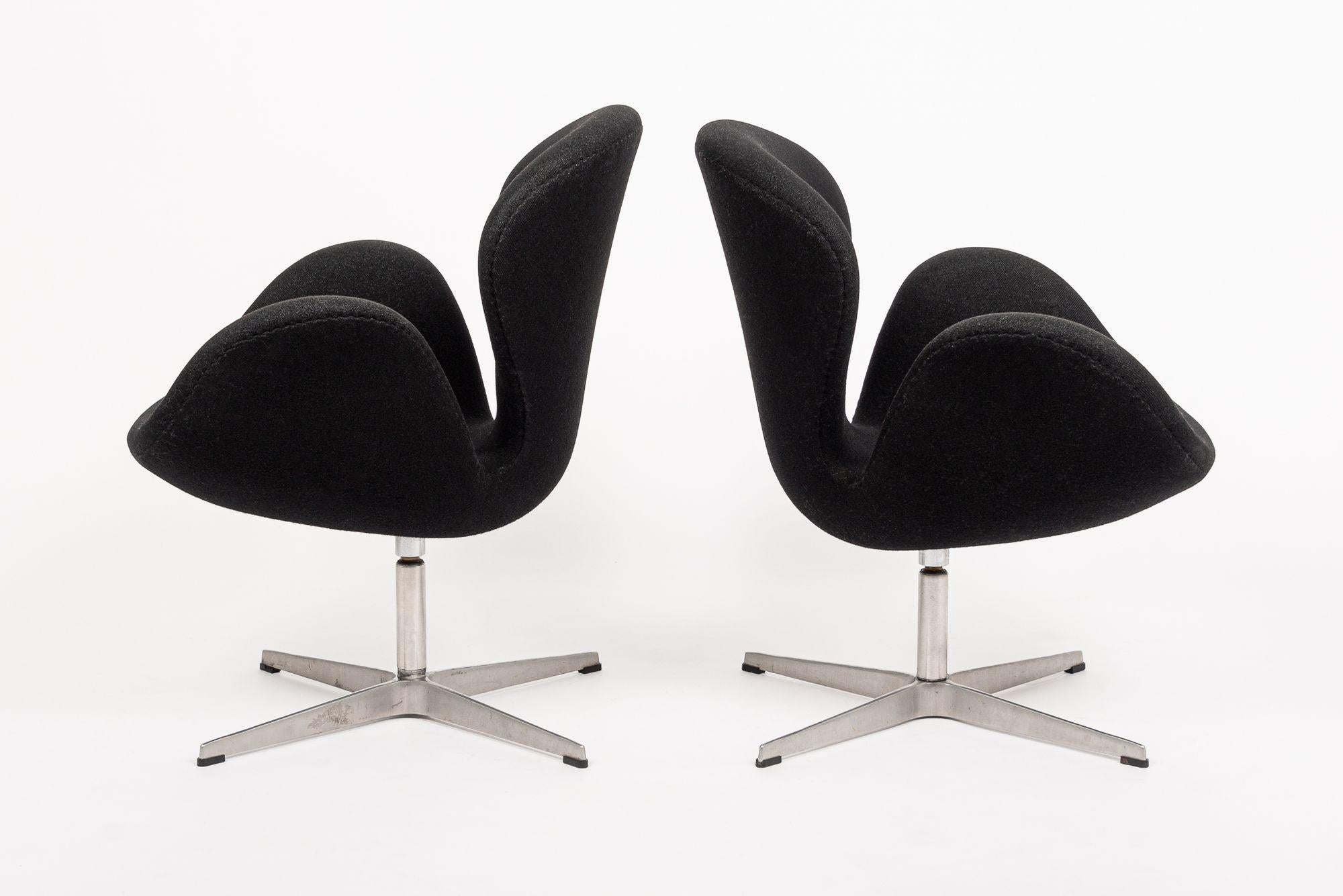 Mid Century Danish Black Swan Chairs by Arne Jacobsen for Fritz Hansen In Good Condition For Sale In Detroit, MI