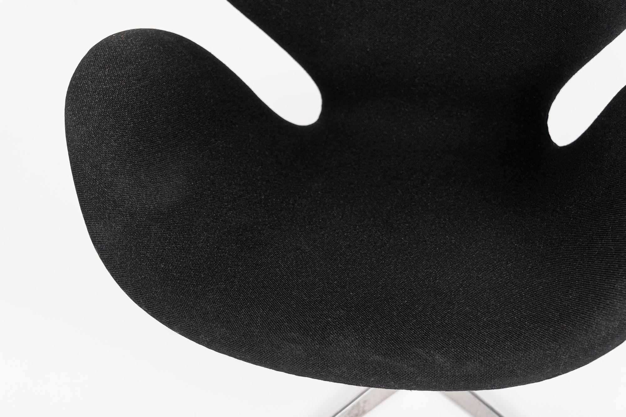 Mid Century Danish Black Swan Chairs by Arne Jacobsen for Fritz Hansen For Sale 1