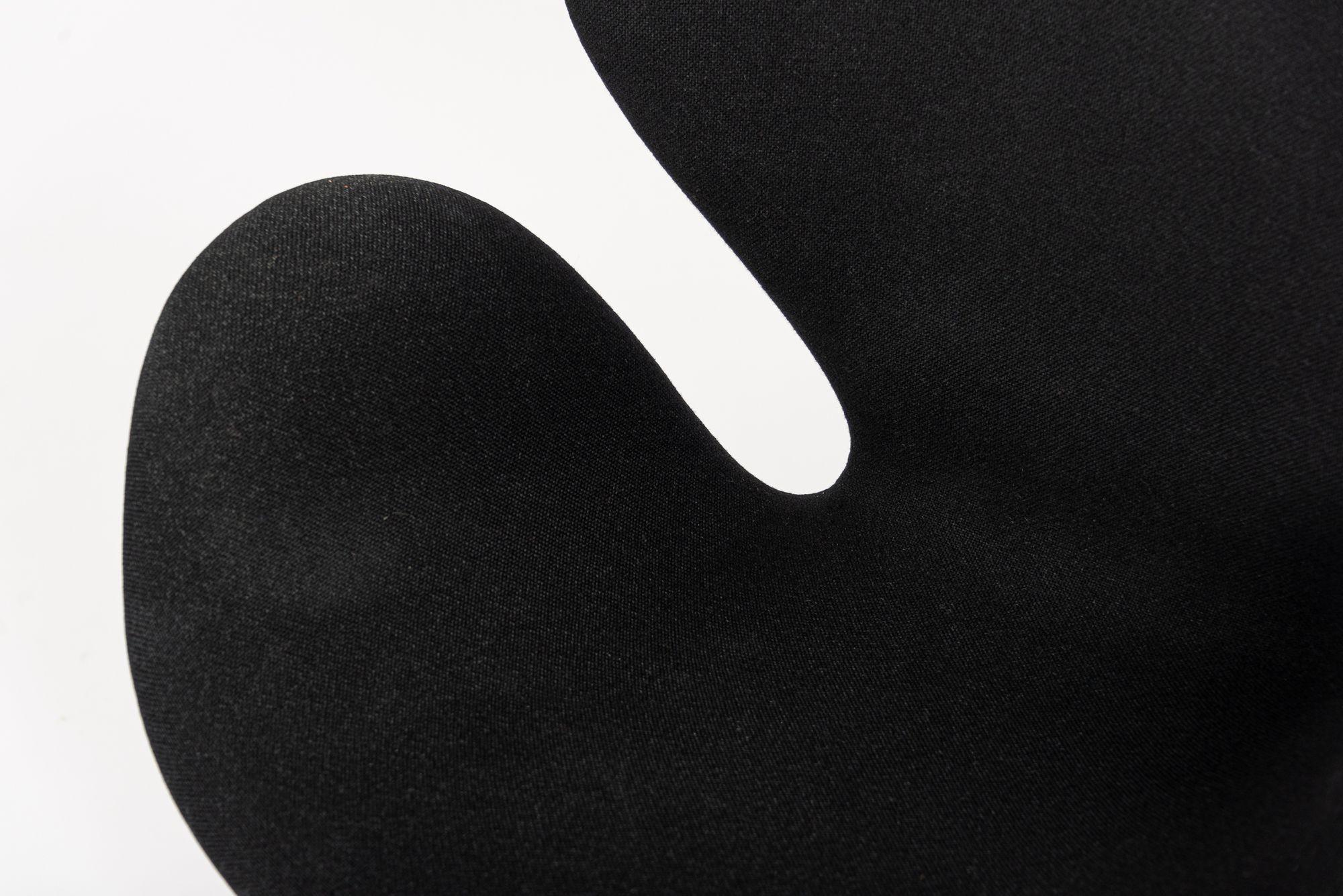 Mid Century Danish Black Swan Chairs by Arne Jacobsen for Fritz Hansen For Sale 2