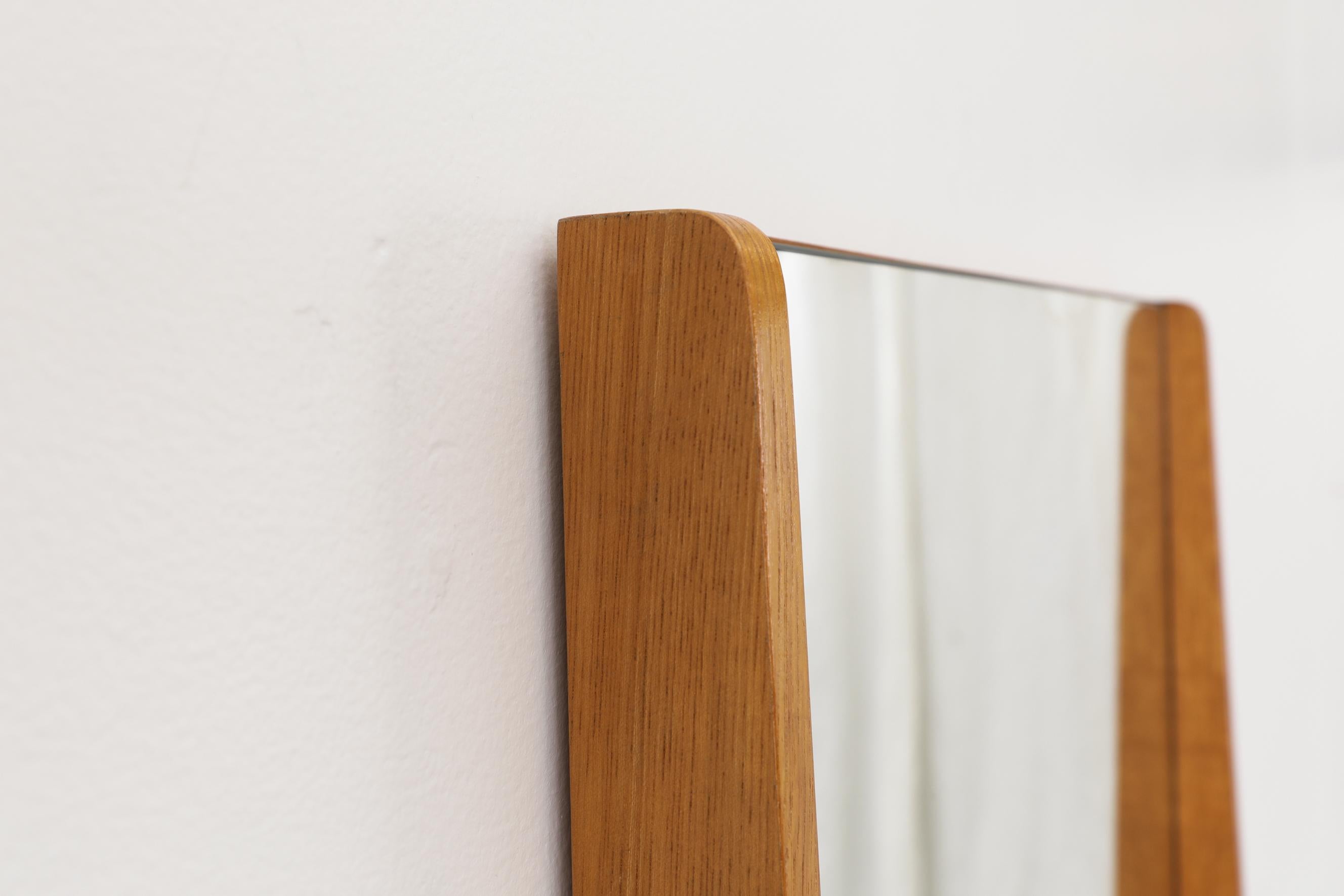 Dänischer blonder Wandspiegel aus Holz mit abgerundetem Rahmen und unterer Lippe aus der Mitte des Jahrhunderts im Angebot 6
