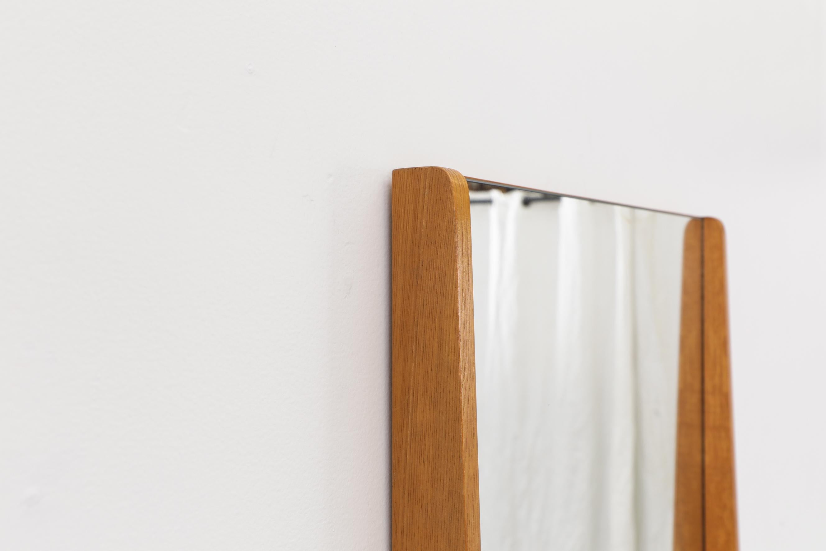Dänischer blonder Wandspiegel aus Holz mit abgerundetem Rahmen und unterer Lippe aus der Mitte des Jahrhunderts (Mitte des 20. Jahrhunderts) im Angebot