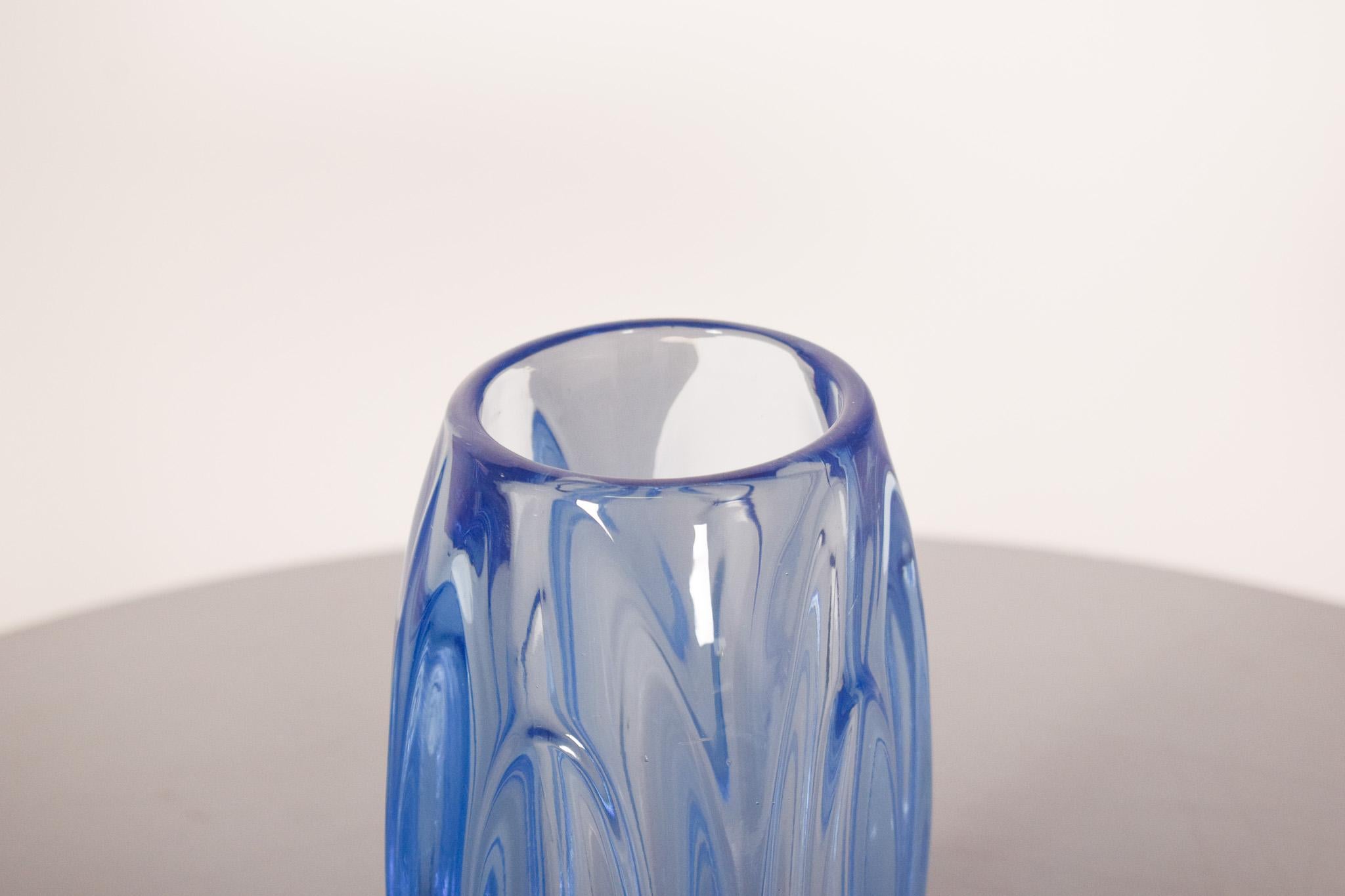 Mid-Century moderno Vaso di vetro blu danese di metà secolo in vendita
