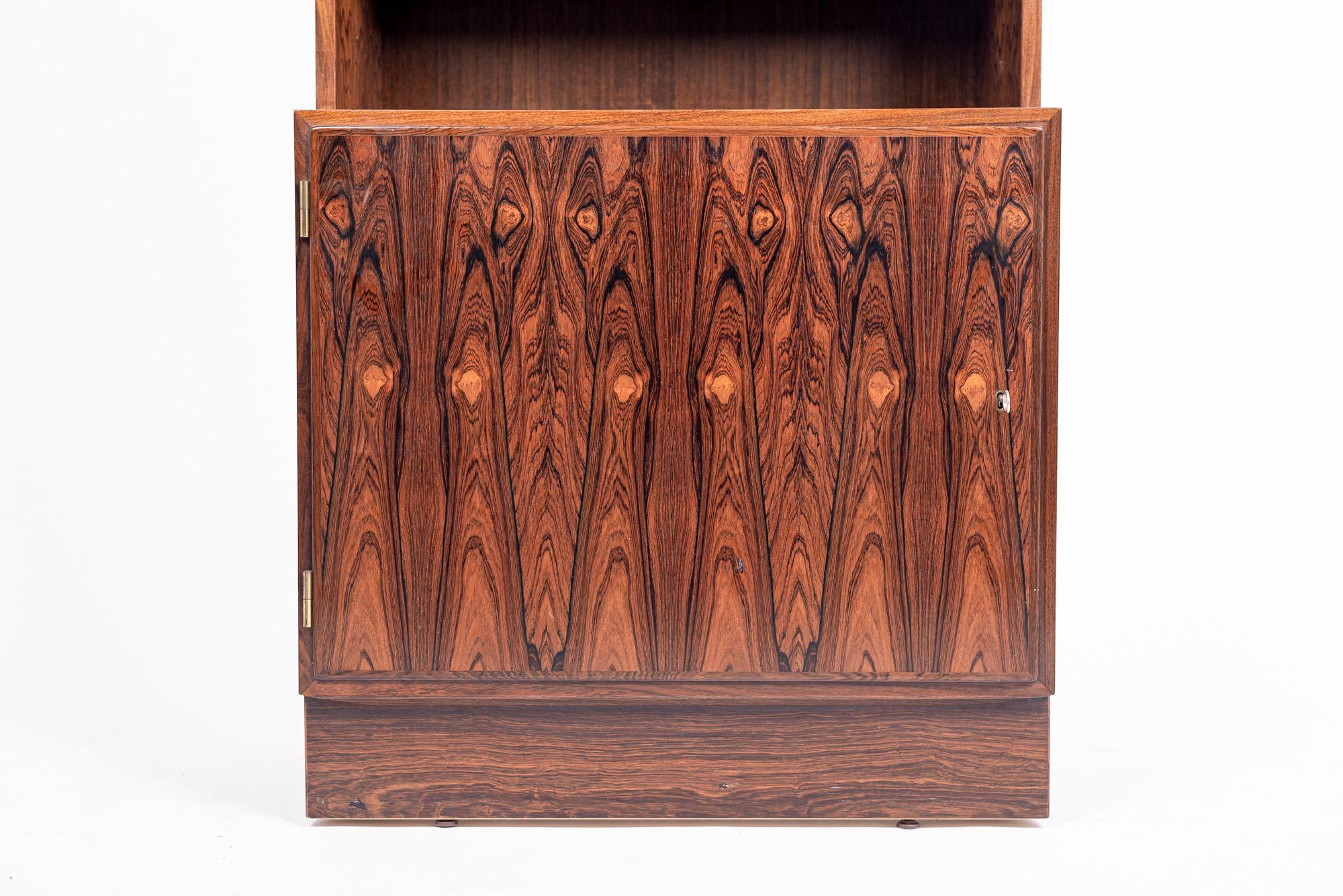 Midcentury Danish Bookshelf Cabinet in Rosewood by Carlo Jensen for Hundevad In Good Condition For Sale In Detroit, MI