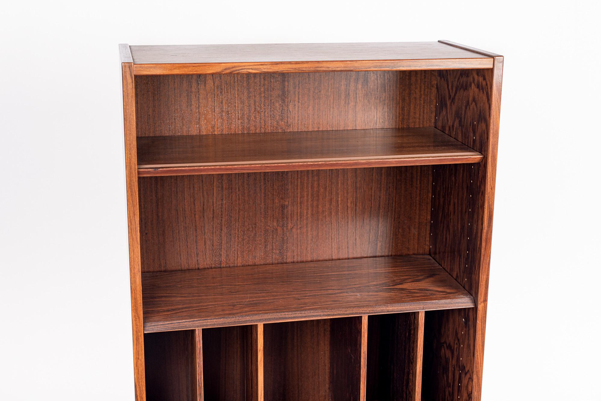 Midcentury Danish Bookshelf Cabinet in Rosewood by Carlo Jensen for Hundevad In Good Condition In Detroit, MI
