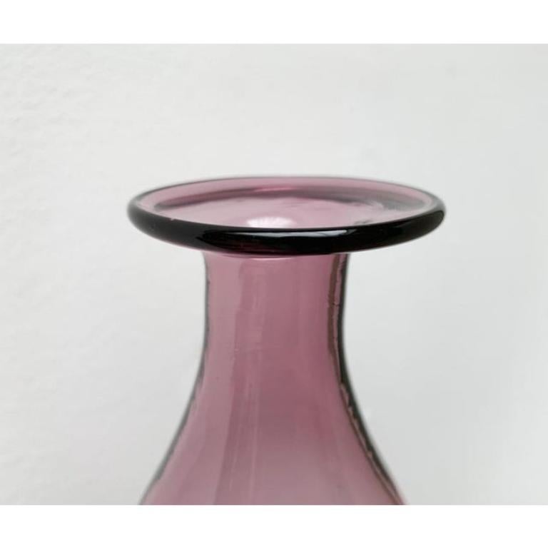 Vaso in vetro bottiglia danese di metà secolo, anni '60, in ottime condizioni. Progettato dal 1960 al 1969.

Informazioni aggiuntive:
Materiali: Vetro
Colore: Malva
Stili: Medioevo Moderno
Paese di origine: Danimarca
Tipo di articolo: Vintage,