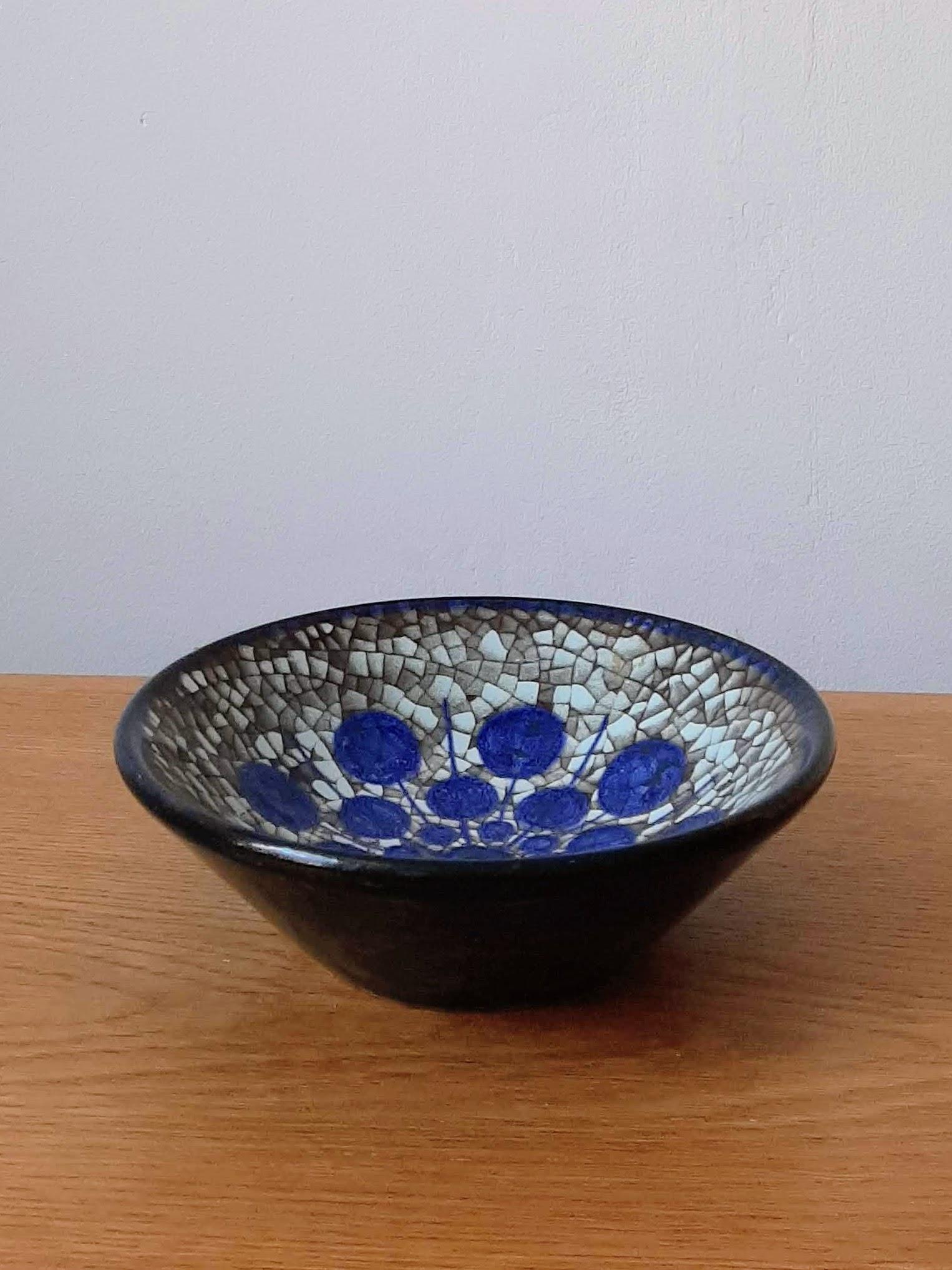 Plat / bol danois en céramique avec Persia Glaze bleu et gris, conçu par Marianne Starck pour Michael Andersen & Son dans les années 1960.  Ce magnifique plat fait main est en très bon état et est signé sous la base. 