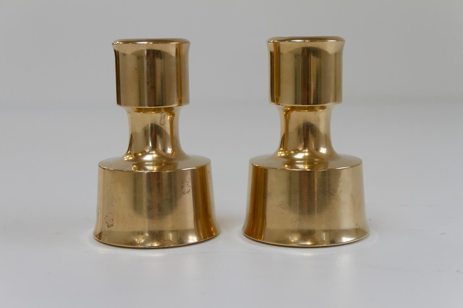 Portacandele in ottone danese di metà secolo di Jens Quistgaard,  1960s. Set di 2.
Portacandele danese Mid-Century Modern in ottone massiccio disegnato da Jens Harald Quistgaard per Dansk Designs negli anni '60, set di 2 pezzi.

Bellissima coppia di