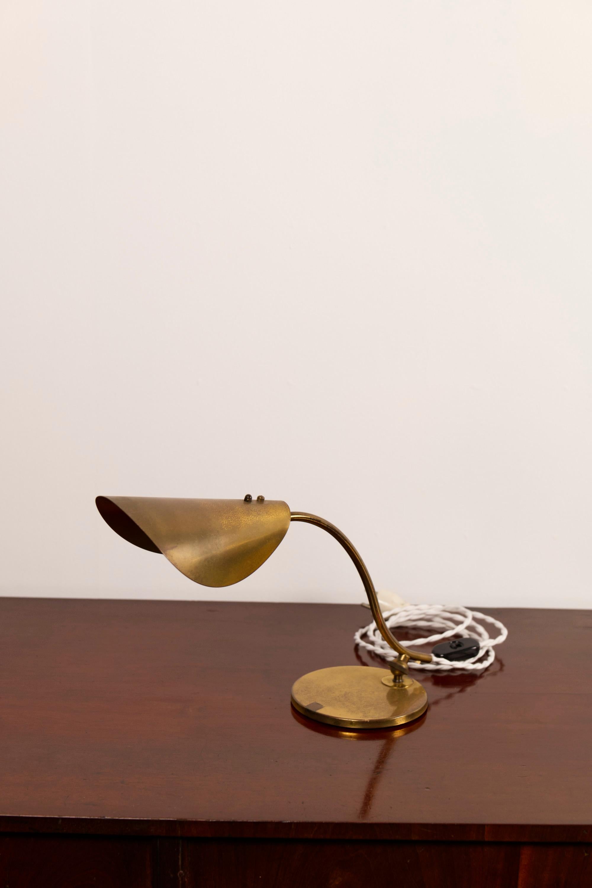 Mid-century Danish Brass Leaf shaped piano lamp Escandinavo moderno en venta