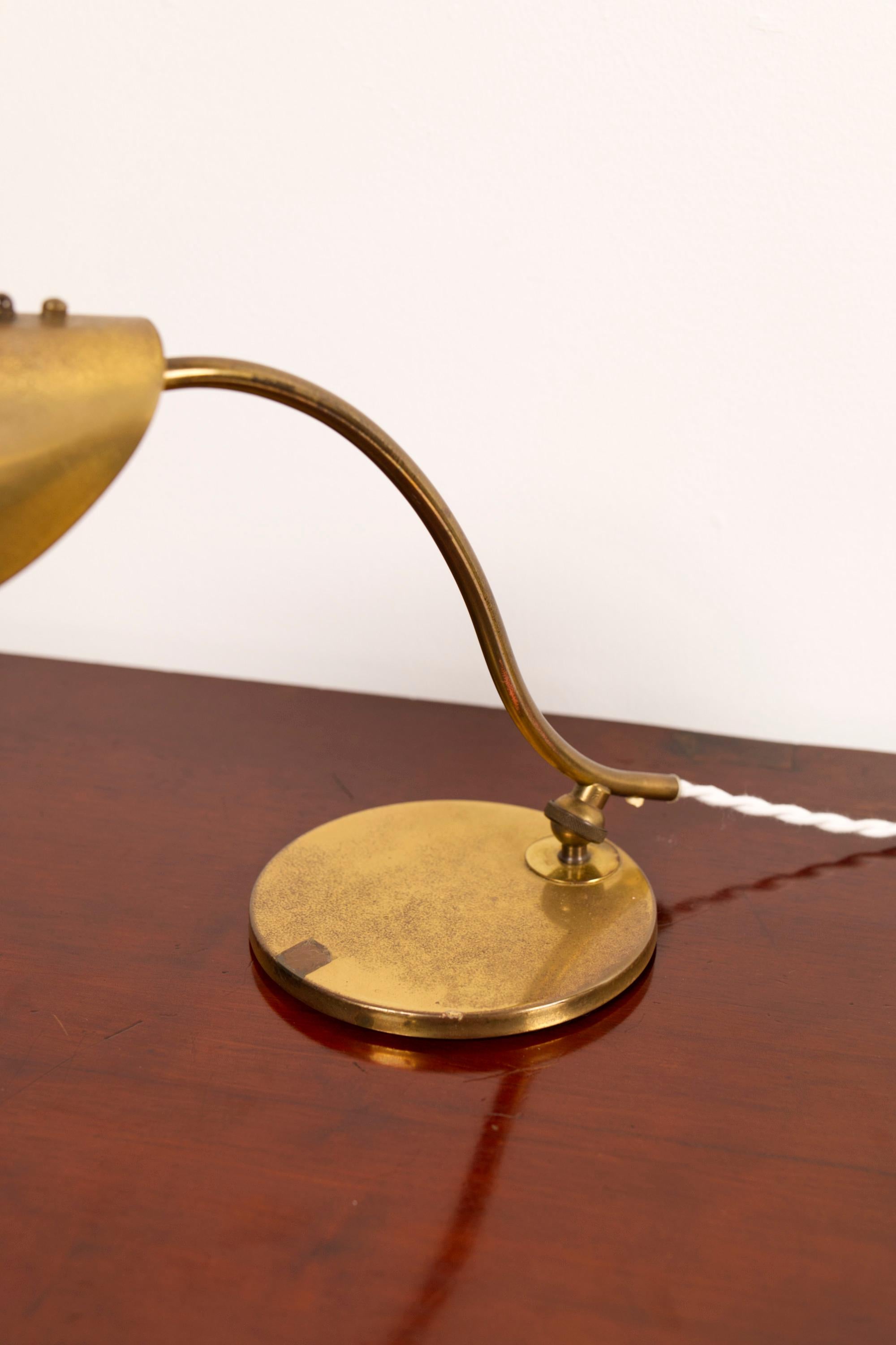Mid-century Danish Brass Leaf shaped piano lamp Danés en venta