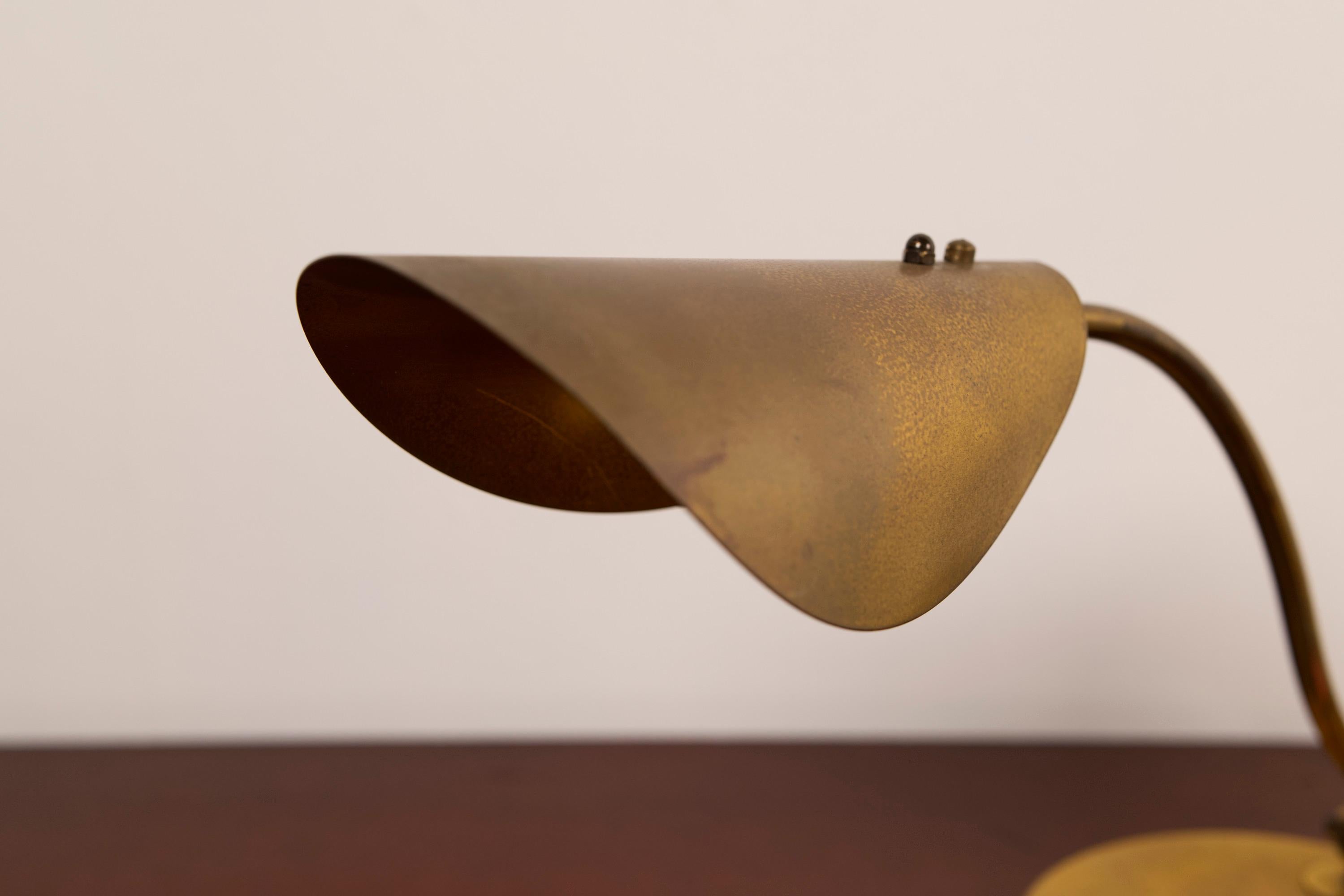 Mid-century Danish Brass Leaf shaped piano lamp Patinado en venta