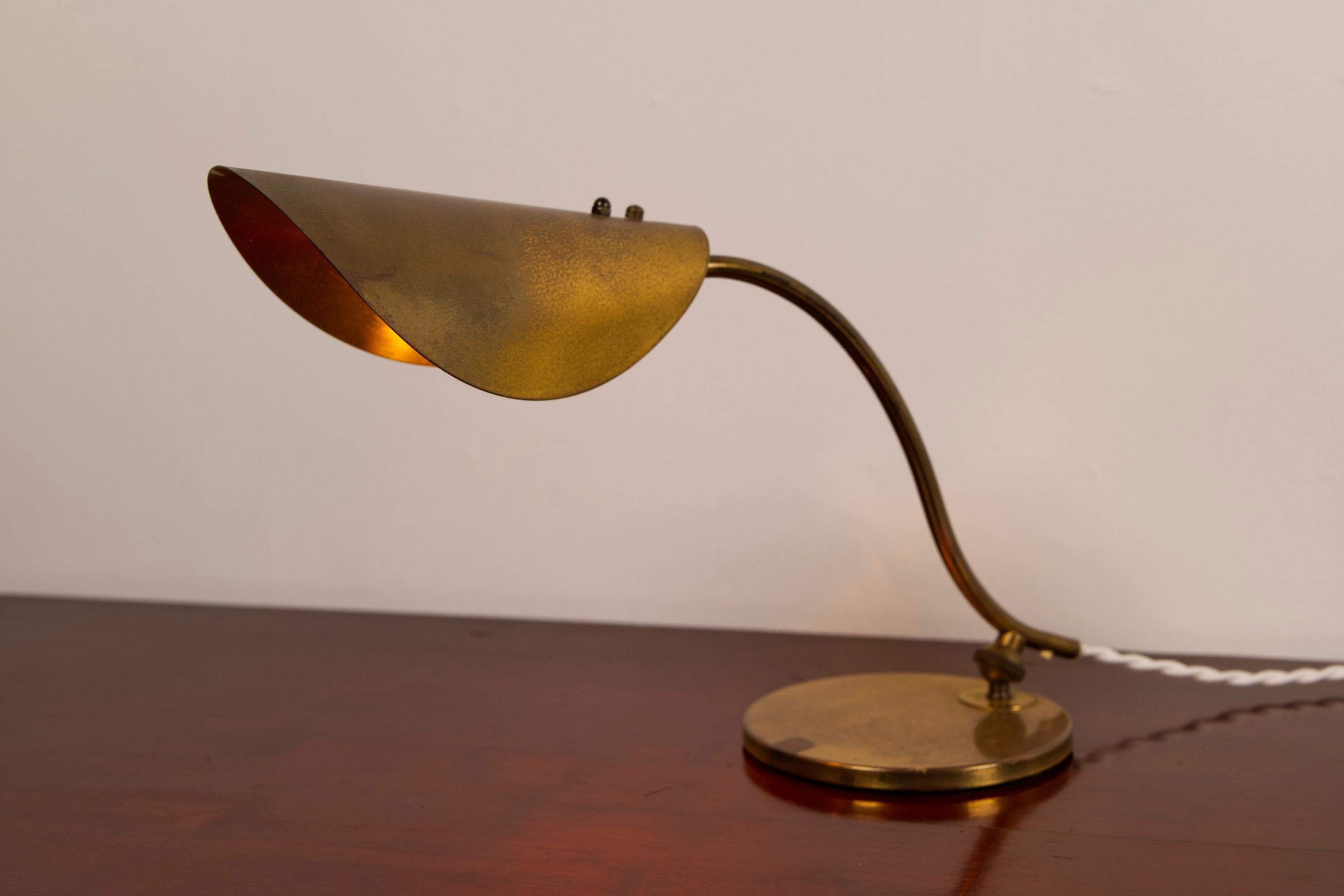 Mid-century Danish Brass Leaf shaped piano lamp en Bueno estado para la venta en Balen, BE