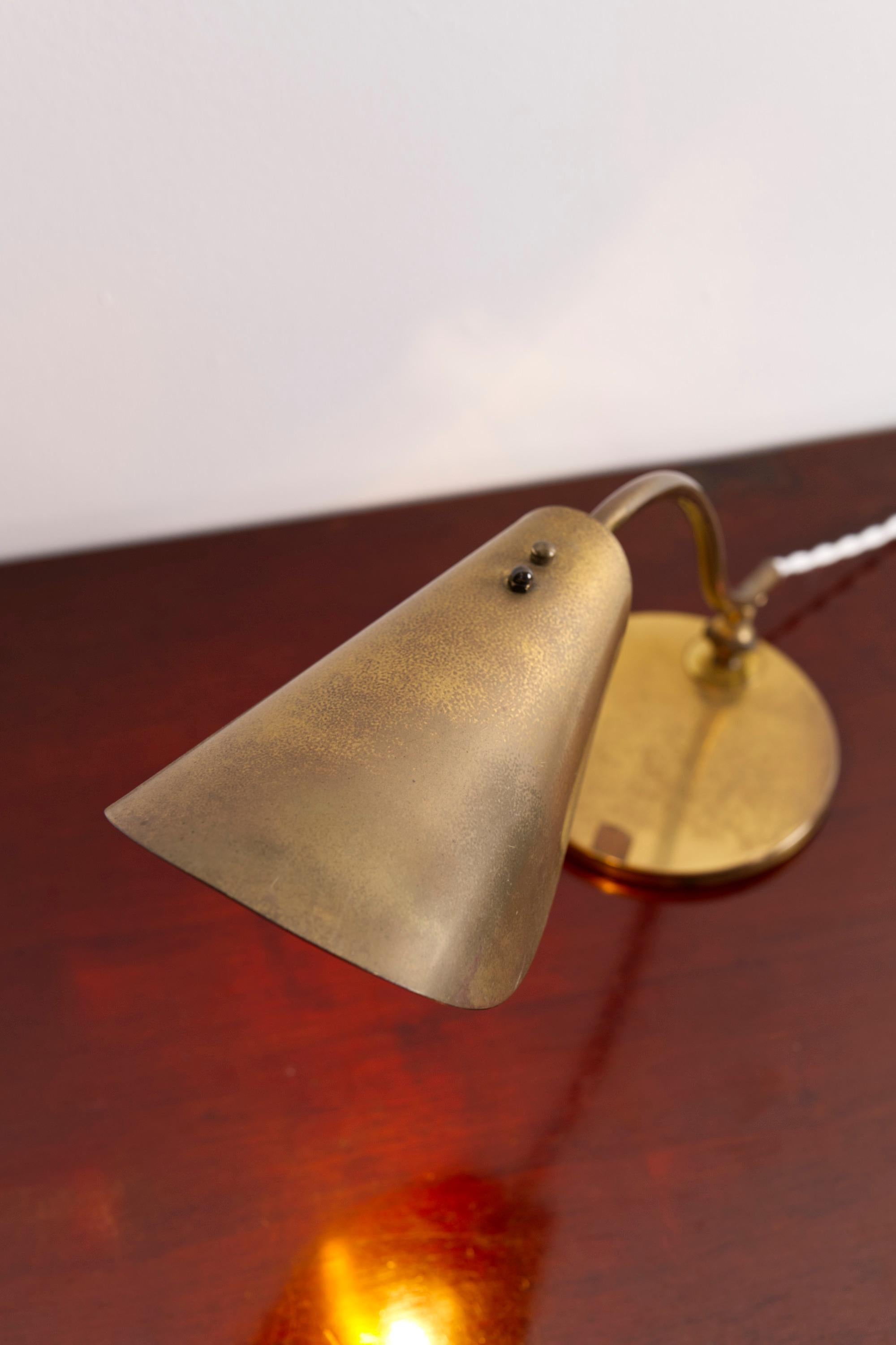 Mid-century Danish Brass Leaf shaped piano lamp siglo XX en venta