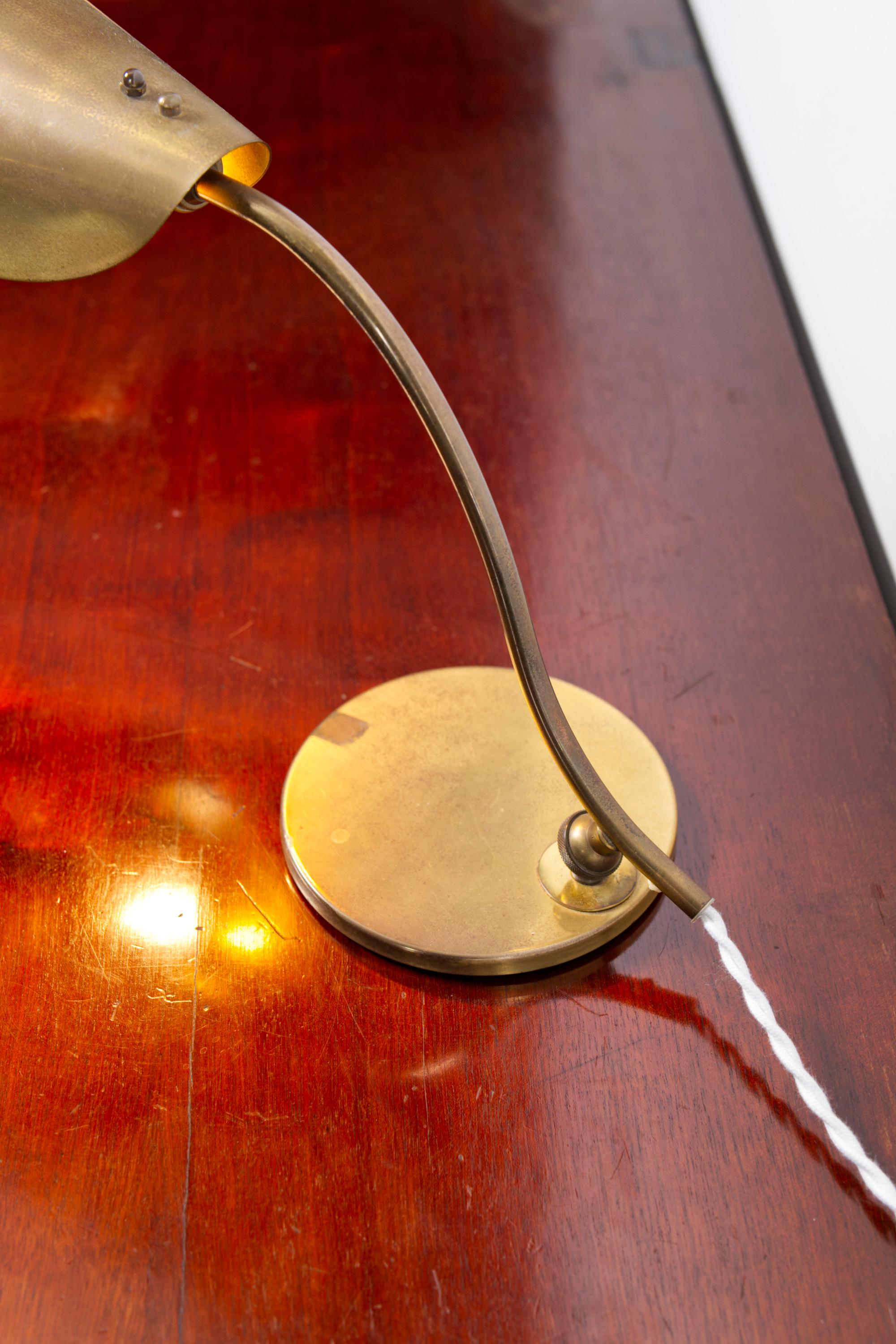 Mid-century Danish Brass Leaf shaped piano lamp Latón en venta