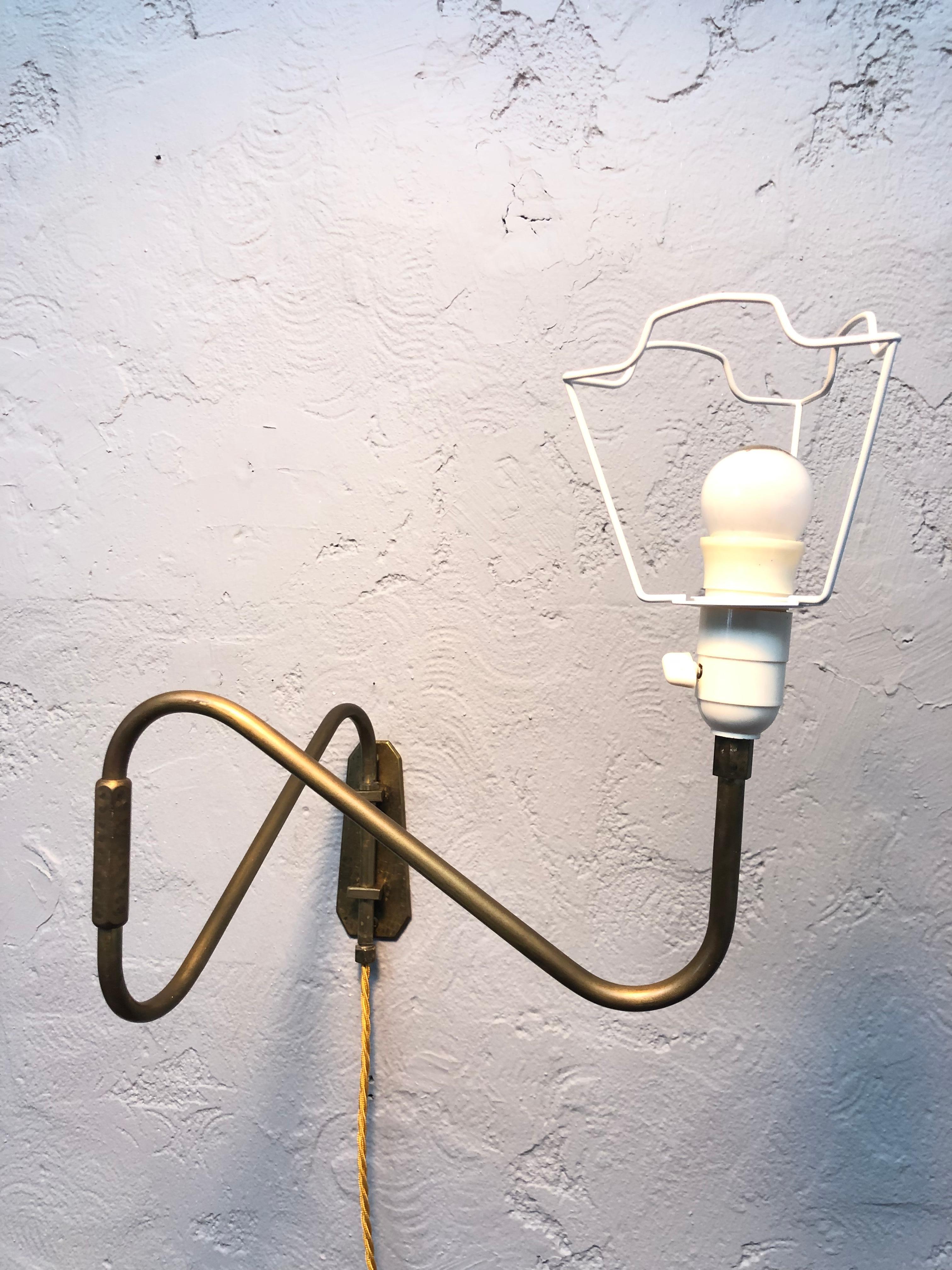 Midcentury Danish Brass Wall Lamp In Good Condition For Sale In Søborg, DK