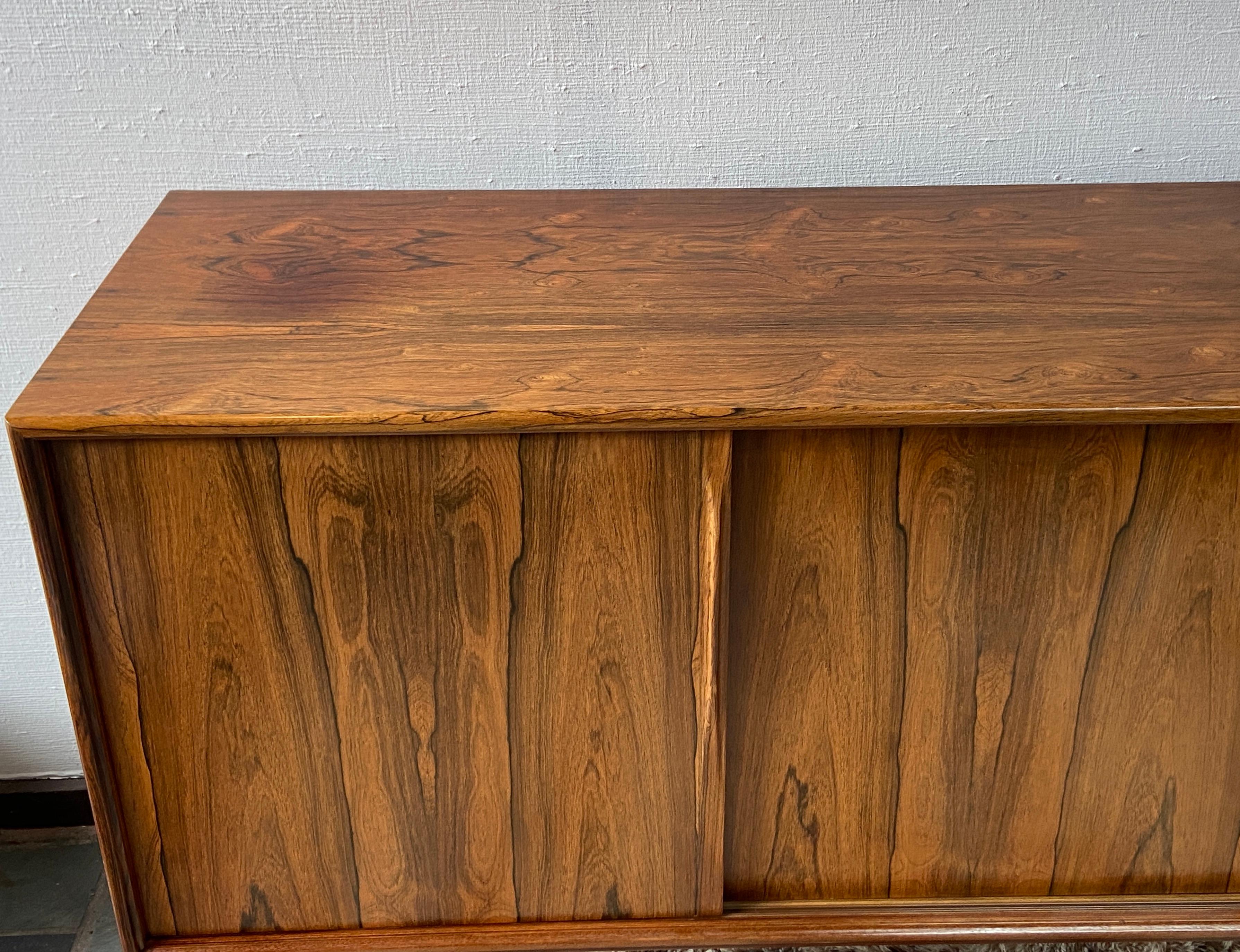 Credenza danese di metà secolo in palissandro brasiliano di Gunni Omann per AM Mobler in vendita 3