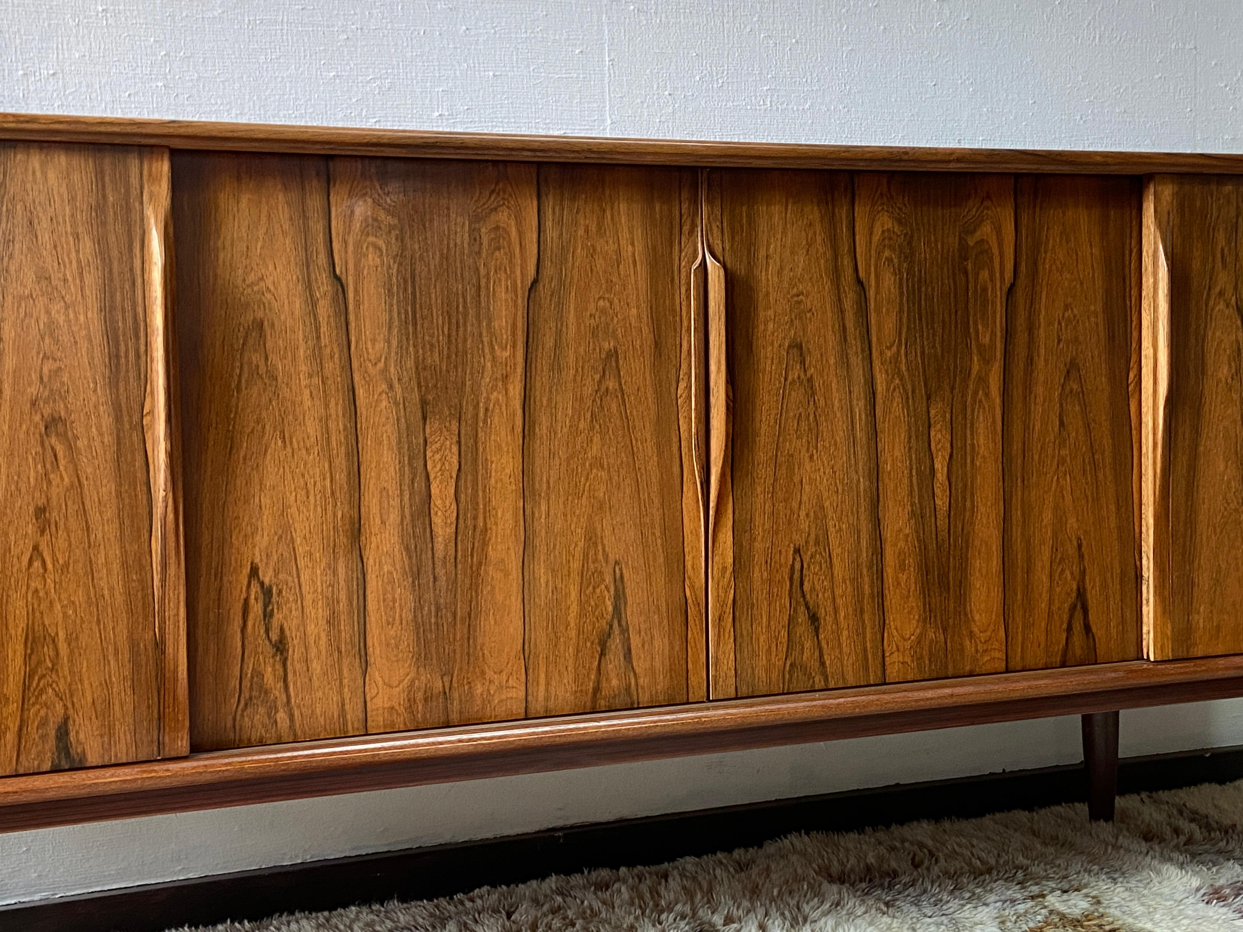 Credenza danese di metà secolo in palissandro brasiliano di Gunni Omann per AM Mobler in vendita 4