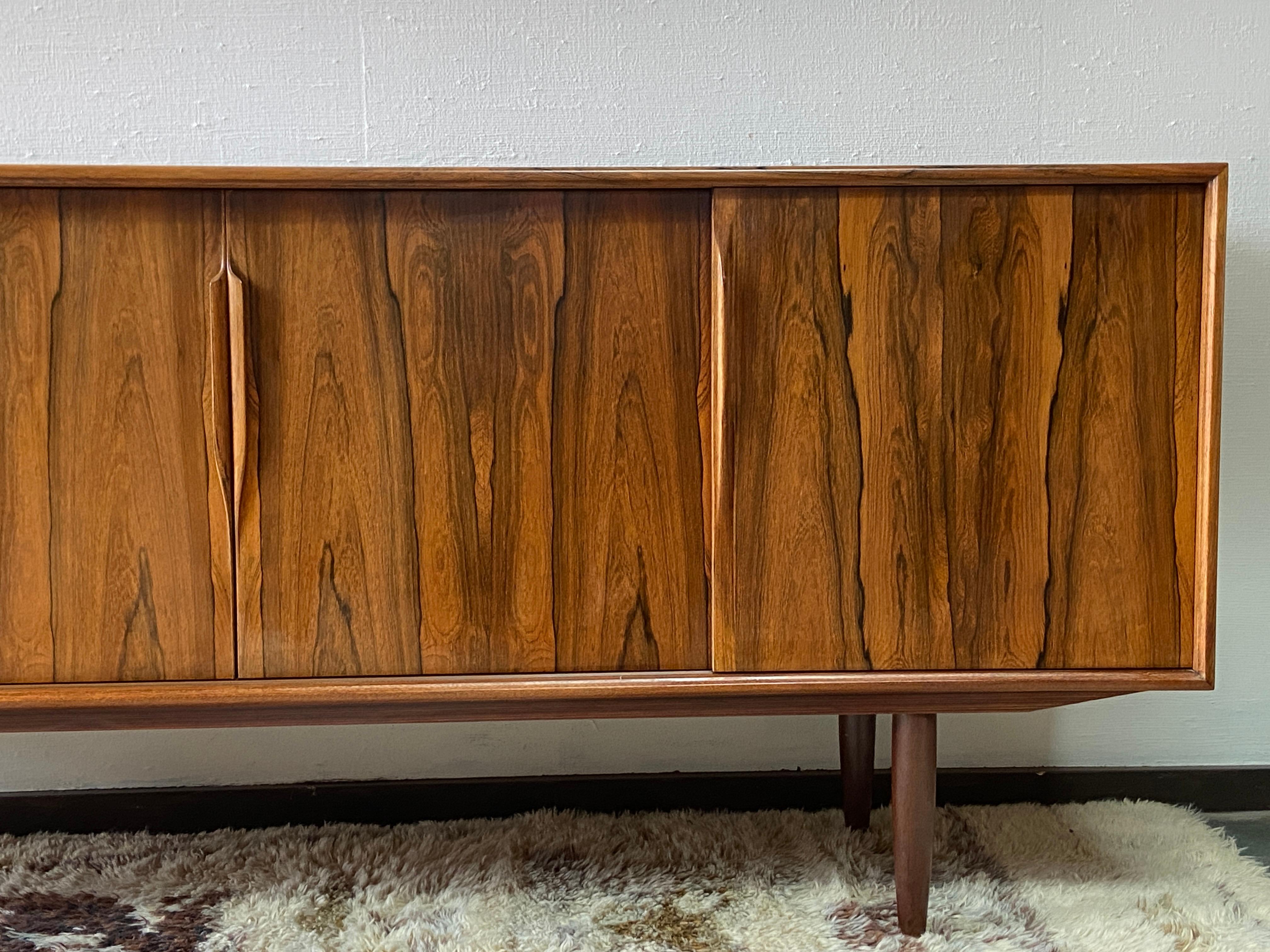 Credenza danese di metà secolo in palissandro brasiliano di Gunni Omann per AM Mobler in vendita 5