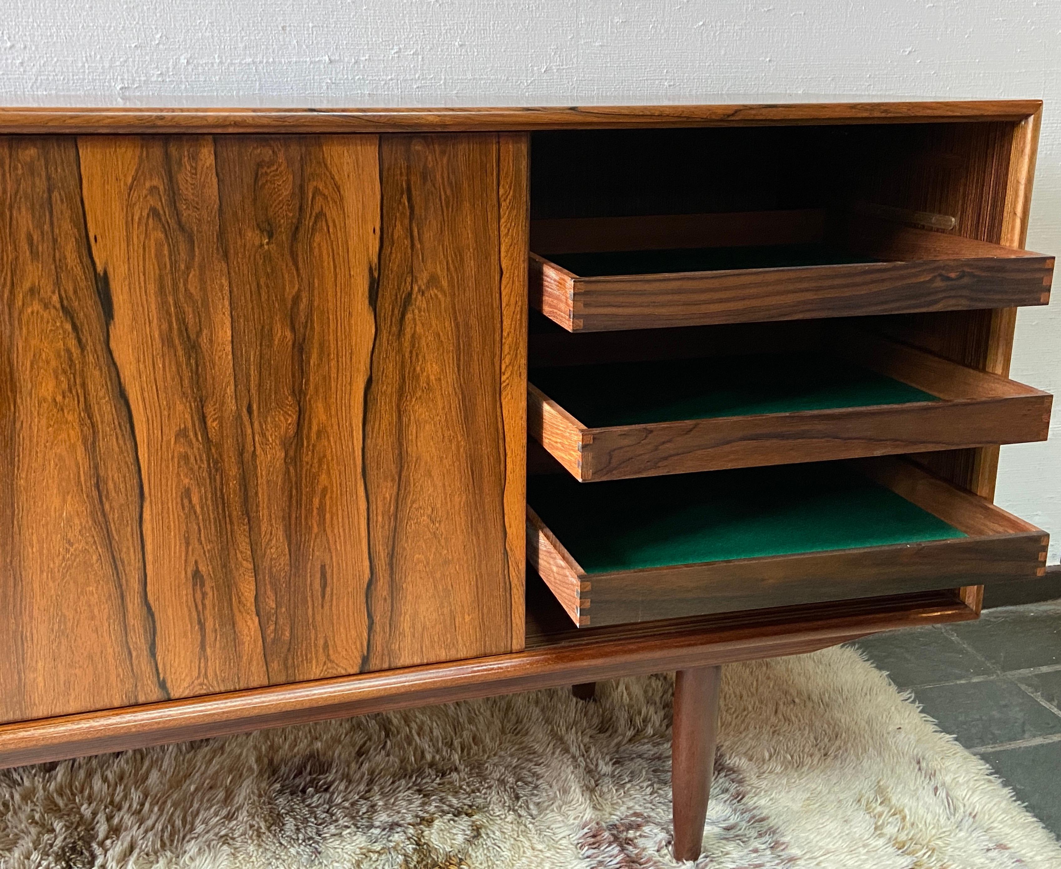 Credenza danese di metà secolo in palissandro brasiliano di Gunni Omann per AM Mobler in vendita 6