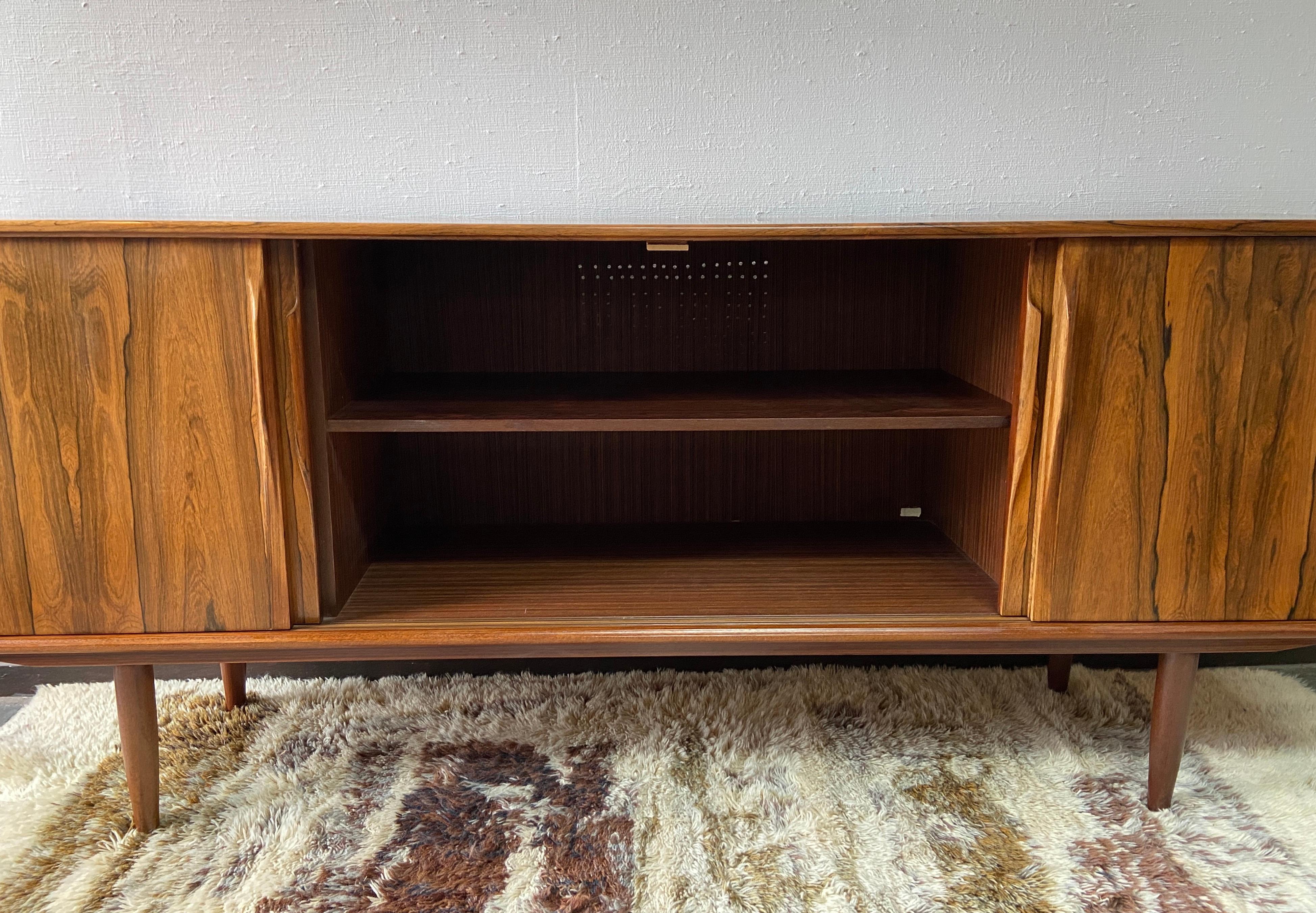 Credenza danese di metà secolo in palissandro brasiliano di Gunni Omann per AM Mobler in vendita 8