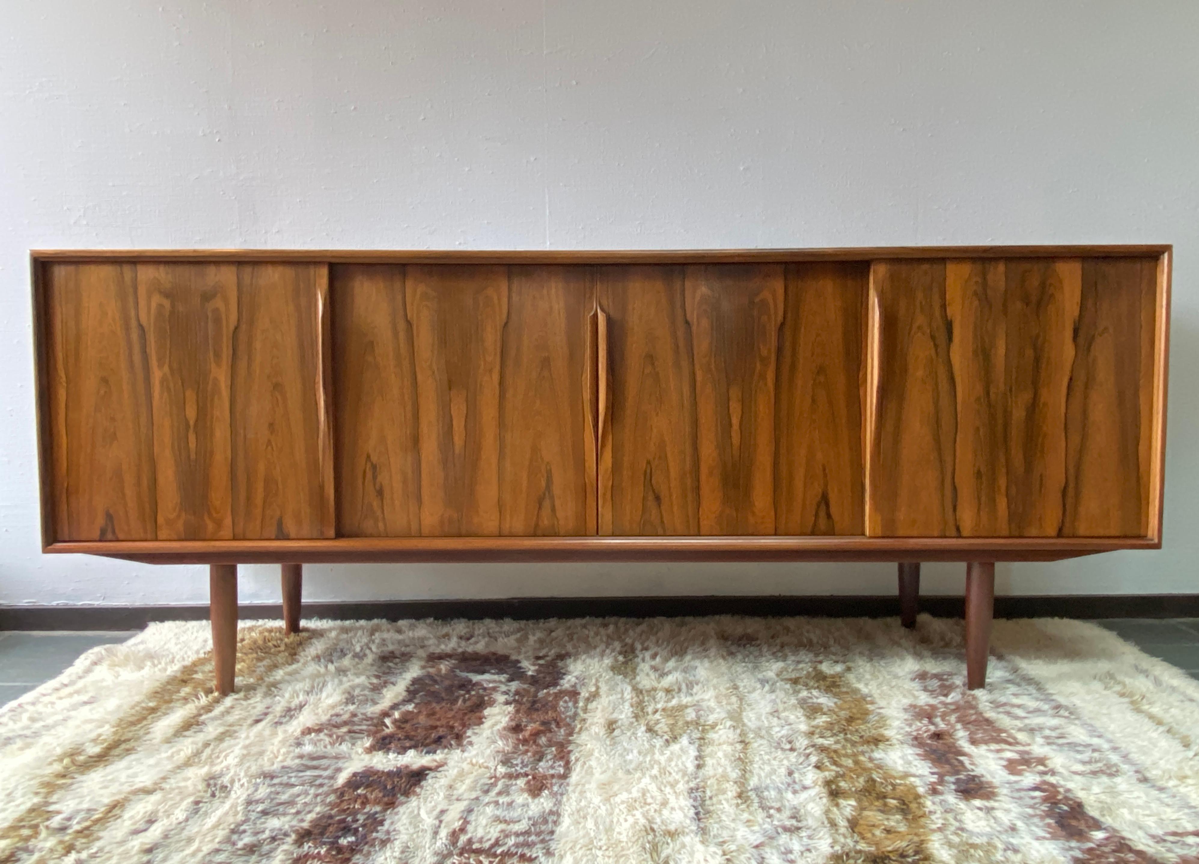 Scandinavo moderno Credenza danese di metà secolo in palissandro brasiliano di Gunni Omann per AM Mobler in vendita