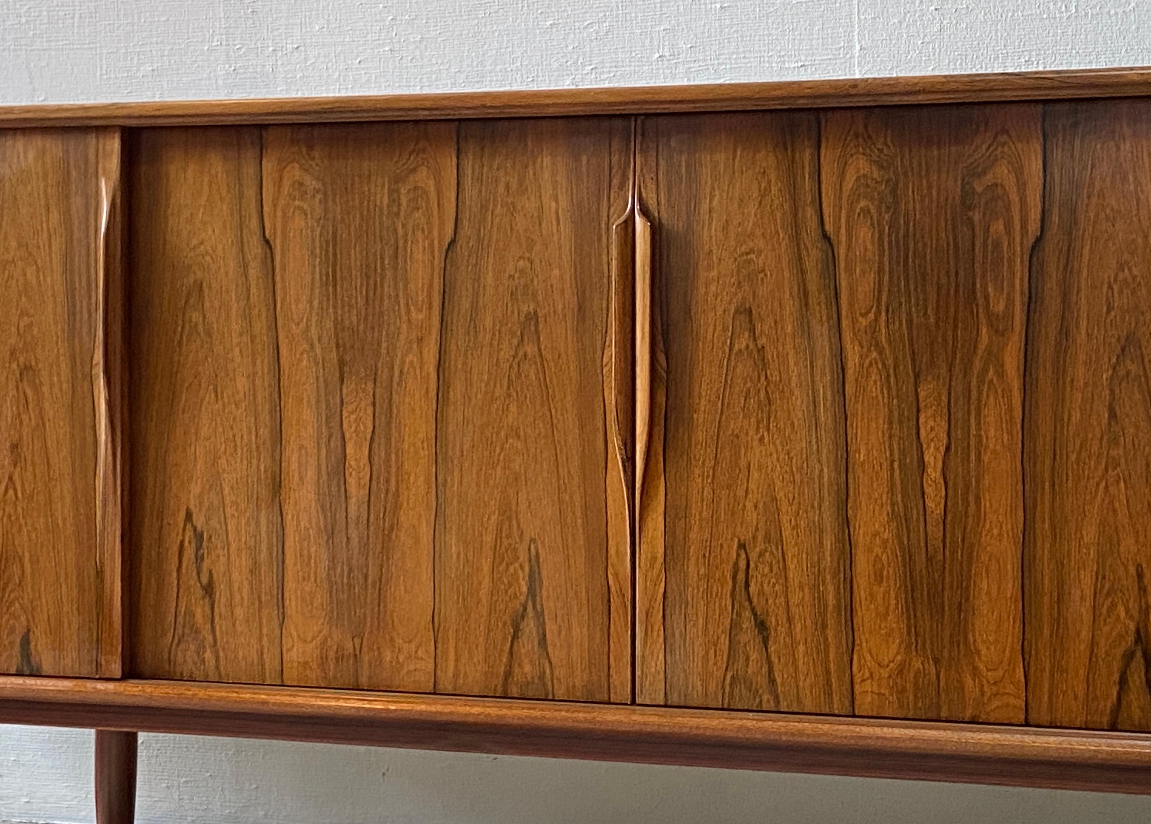 Danese Credenza danese di metà secolo in palissandro brasiliano di Gunni Omann per AM Mobler in vendita