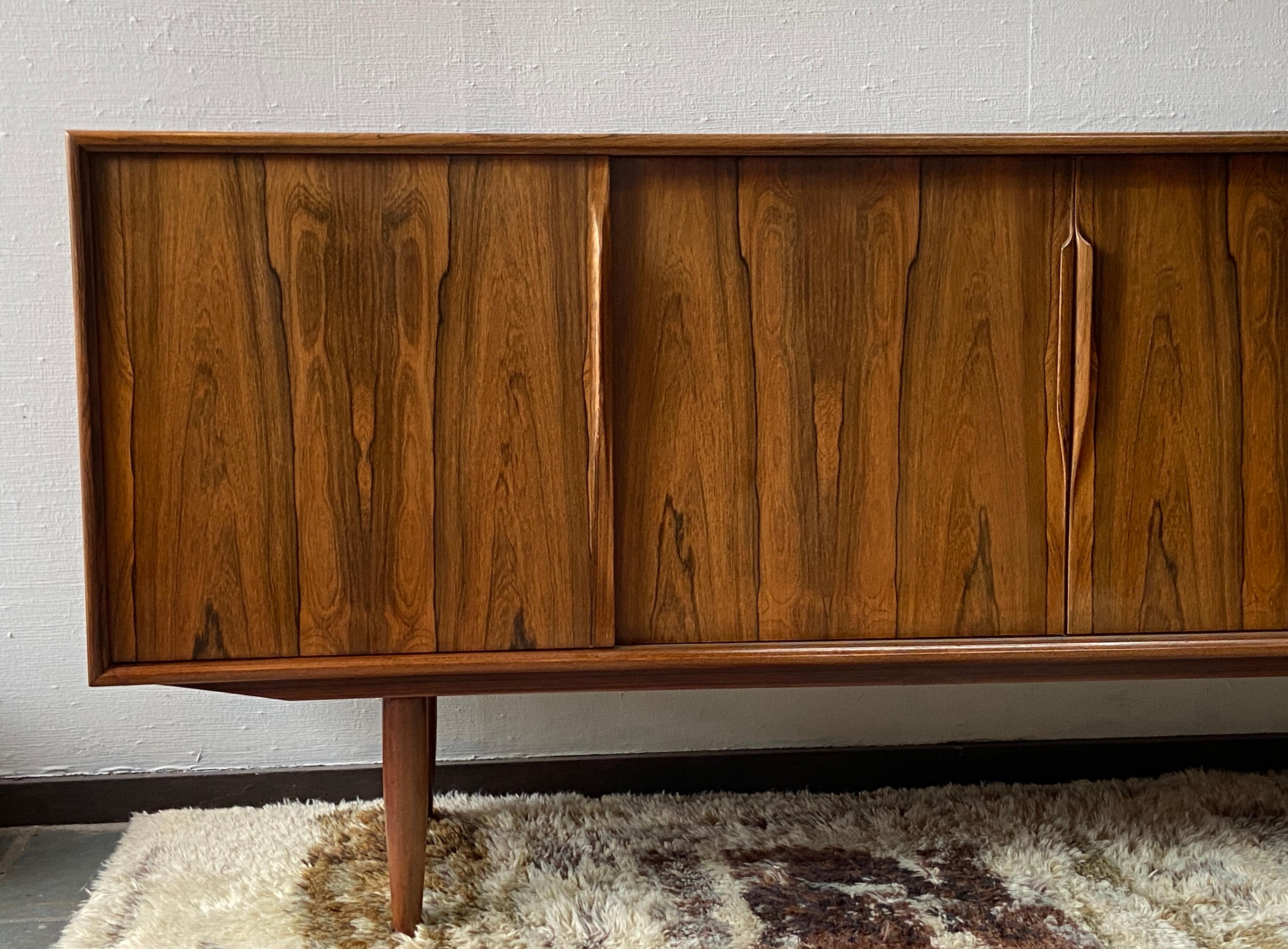 Credenza danese di metà secolo in palissandro brasiliano di Gunni Omann per AM Mobler In condizioni buone in vendita a Liberty, NY