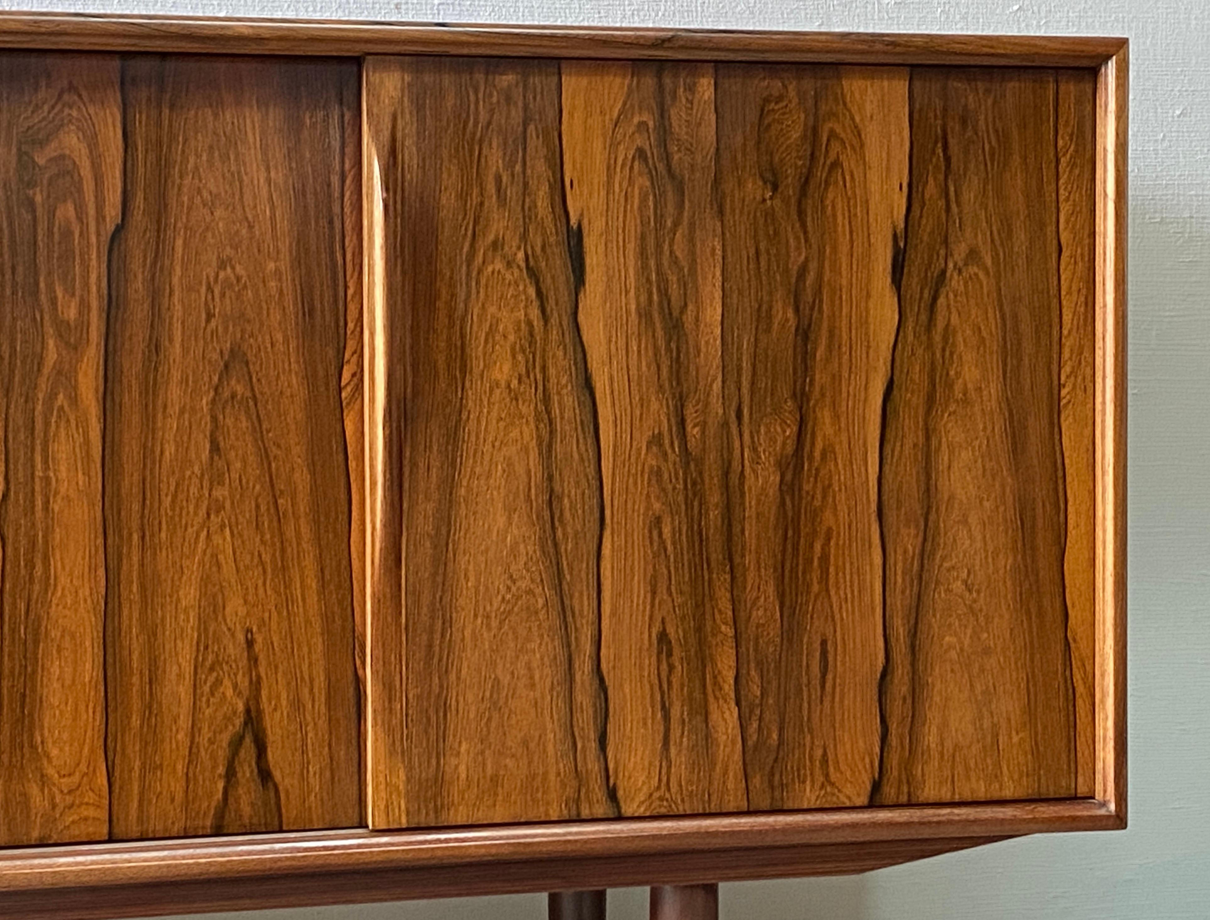 Metà XX secolo Credenza danese di metà secolo in palissandro brasiliano di Gunni Omann per AM Mobler in vendita