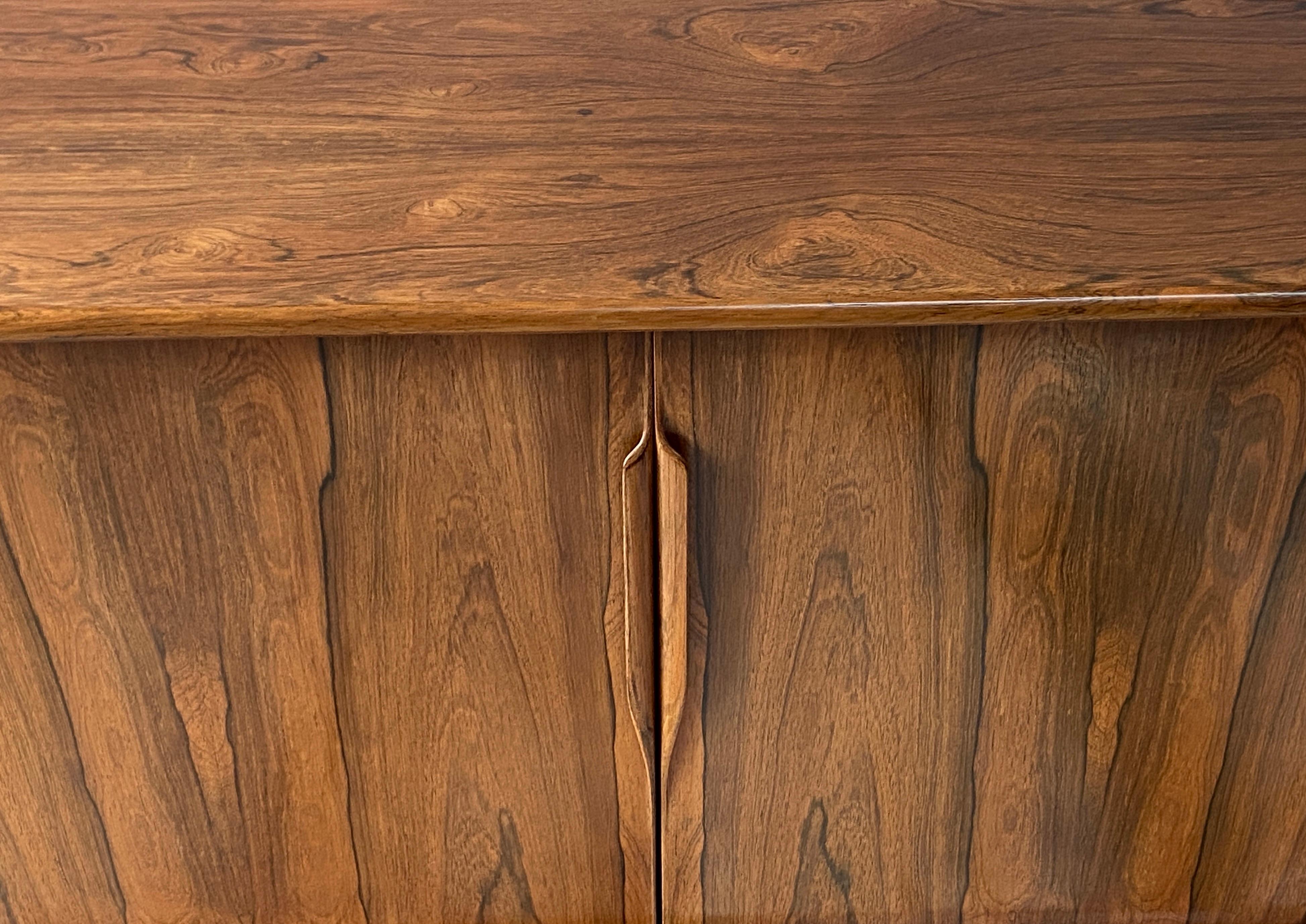 Palissandro Credenza danese di metà secolo in palissandro brasiliano di Gunni Omann per AM Mobler in vendita