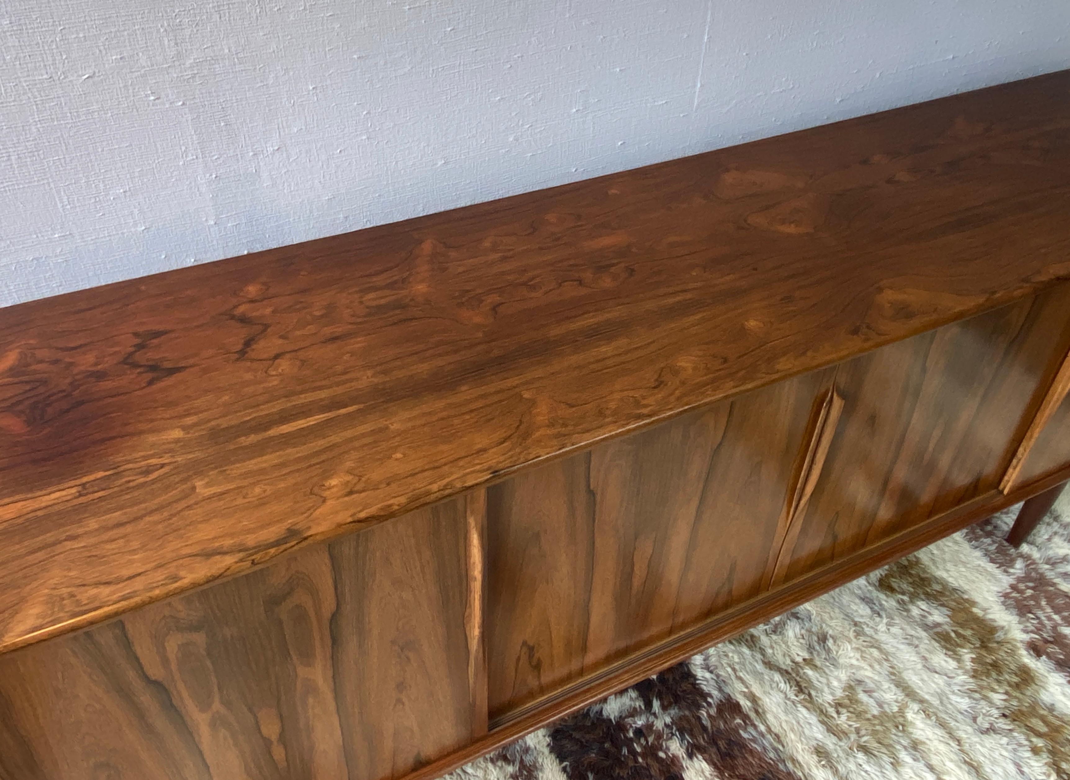 Credenza danese di metà secolo in palissandro brasiliano di Gunni Omann per AM Mobler in vendita 1