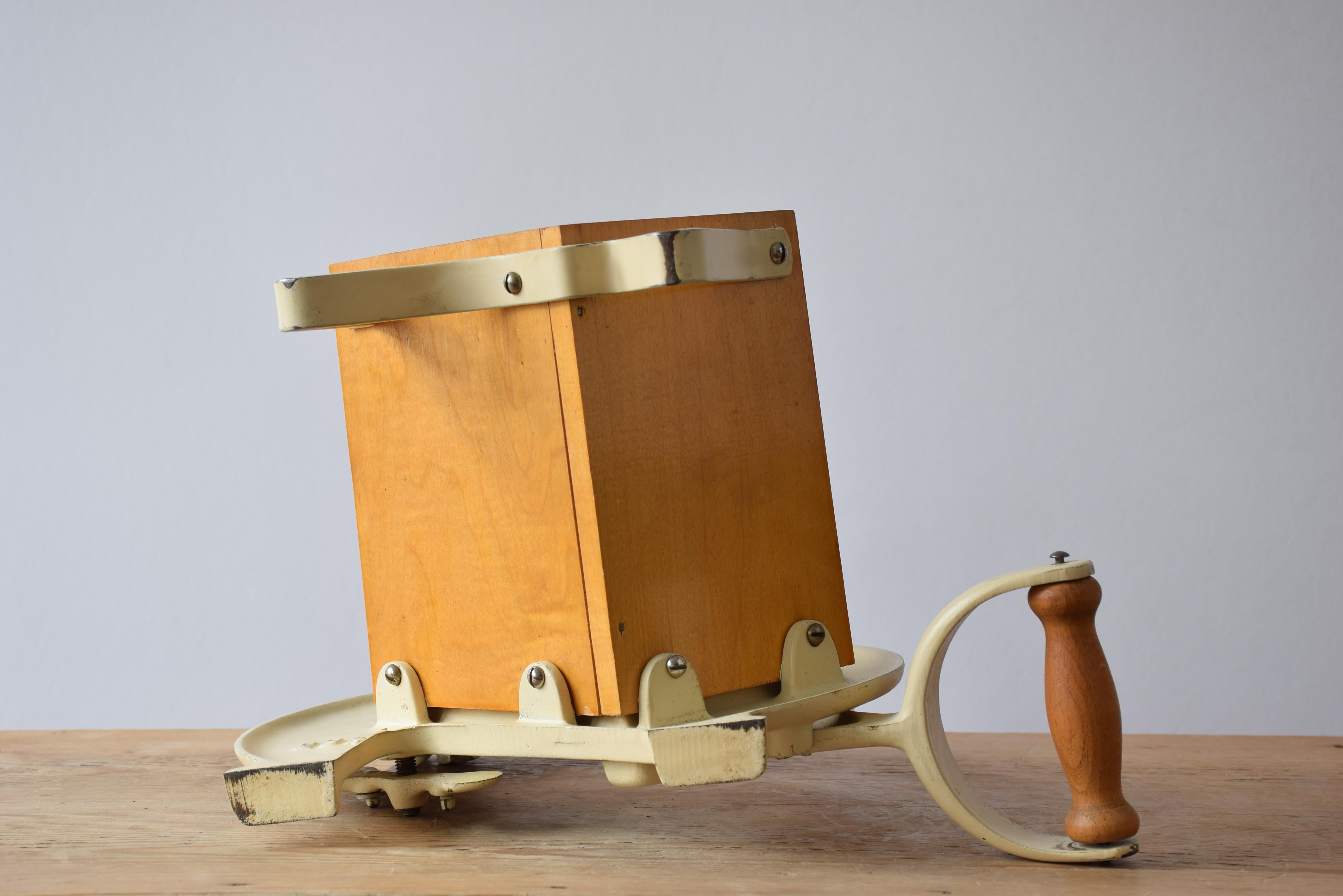 Mid-Century Modern Midcentury Danish Bread Slicer Beige and Gold by Ove Larsen for Raadvad, 1950s  For Sale