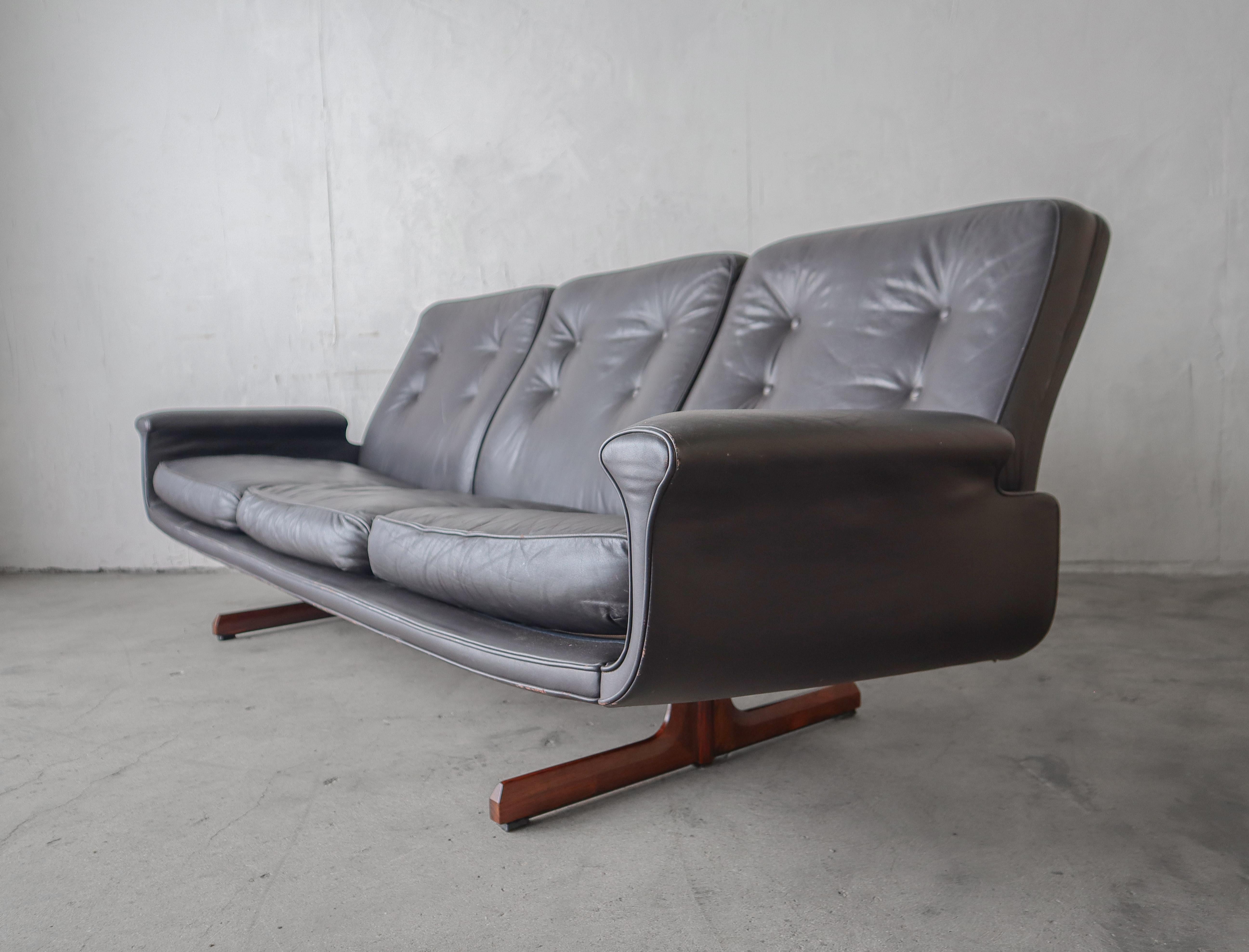 Mid Century Danish Brown Leather & Rosewood Sofa In Good Condition For Sale In Las Vegas, NV