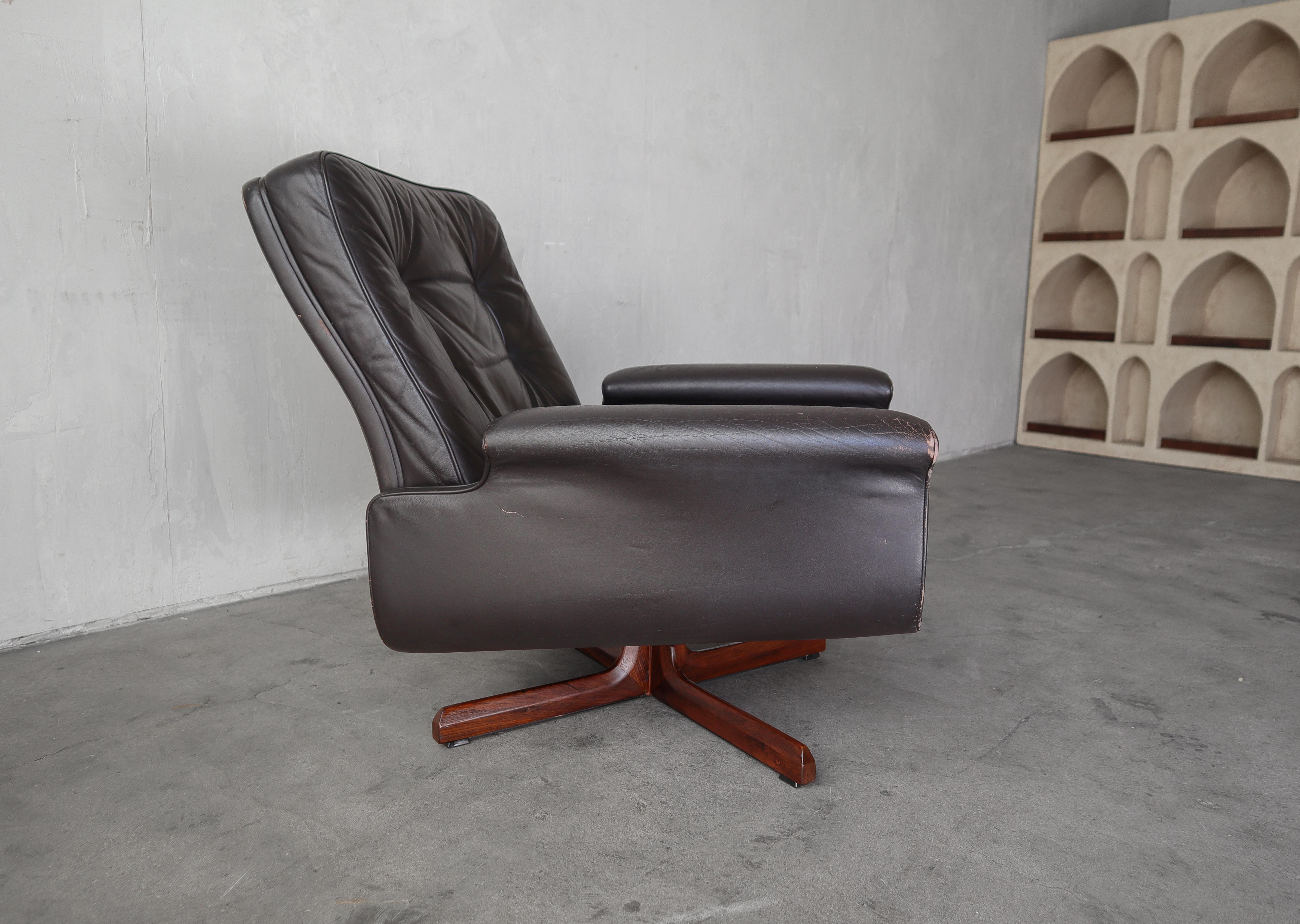 Mid Century Danish Brown Leather & Rosewood Swivel Lounge Chair In Good Condition For Sale In Las Vegas, NV