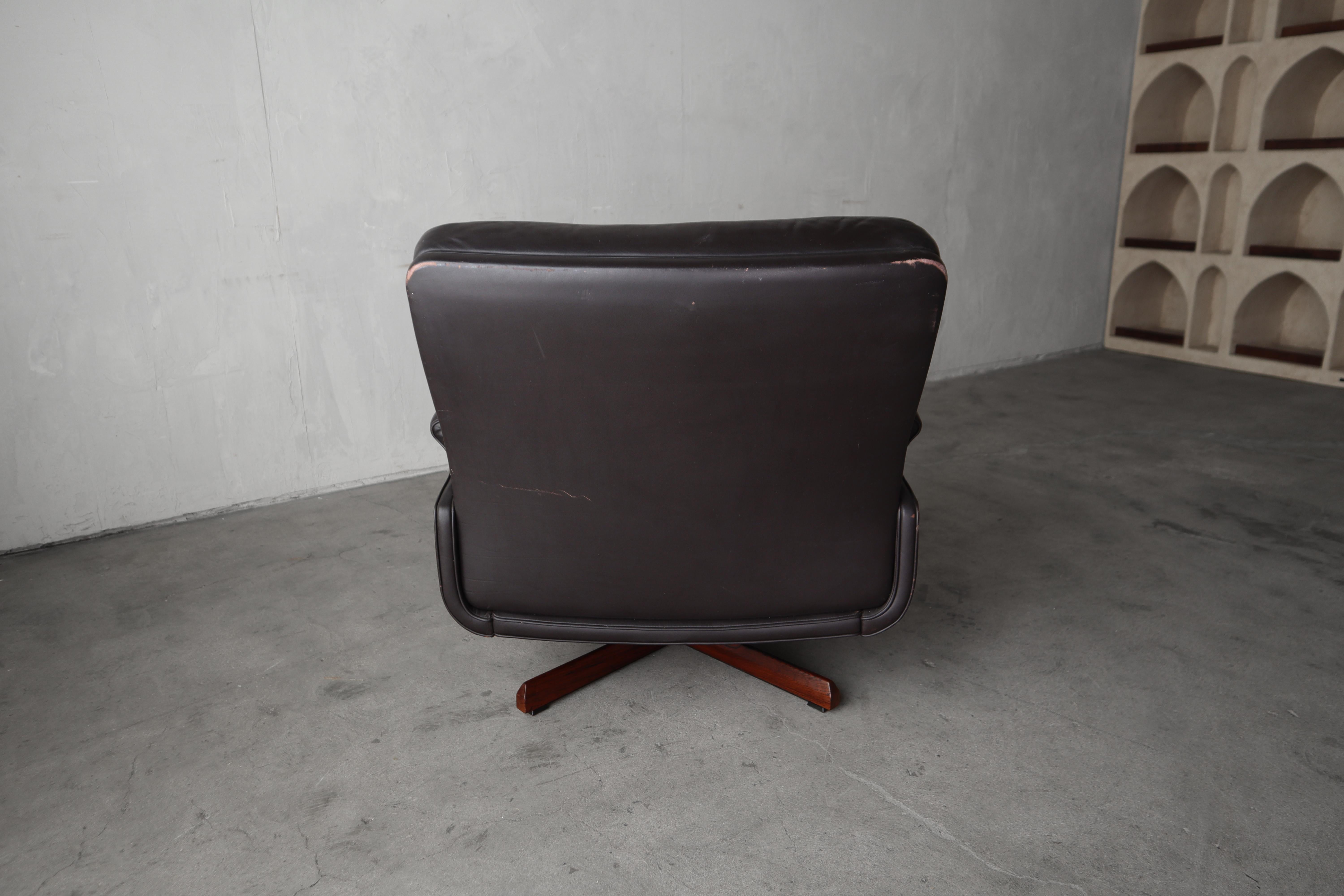 20th Century Mid Century Danish Brown Leather & Rosewood Swivel Lounge Chair For Sale