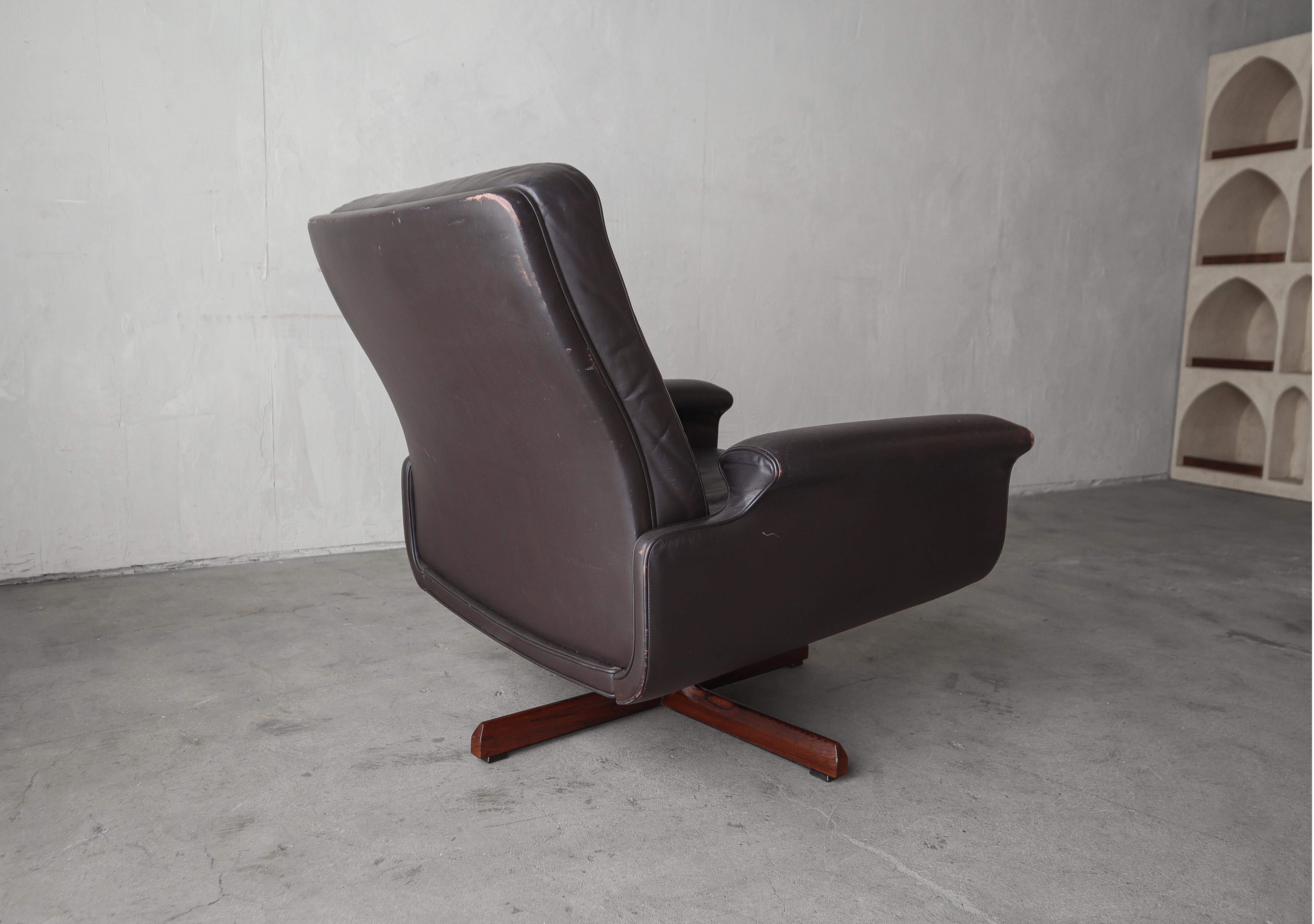 Mid Century Danish Brown Leather & Rosewood Swivel Lounge Chair For Sale 1