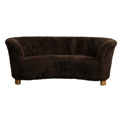 Dänisches geschwungenes Sofa aus braunem Shearling aus der Mitte des Jahrhunderts, Flemming Lassen zugeschrieben