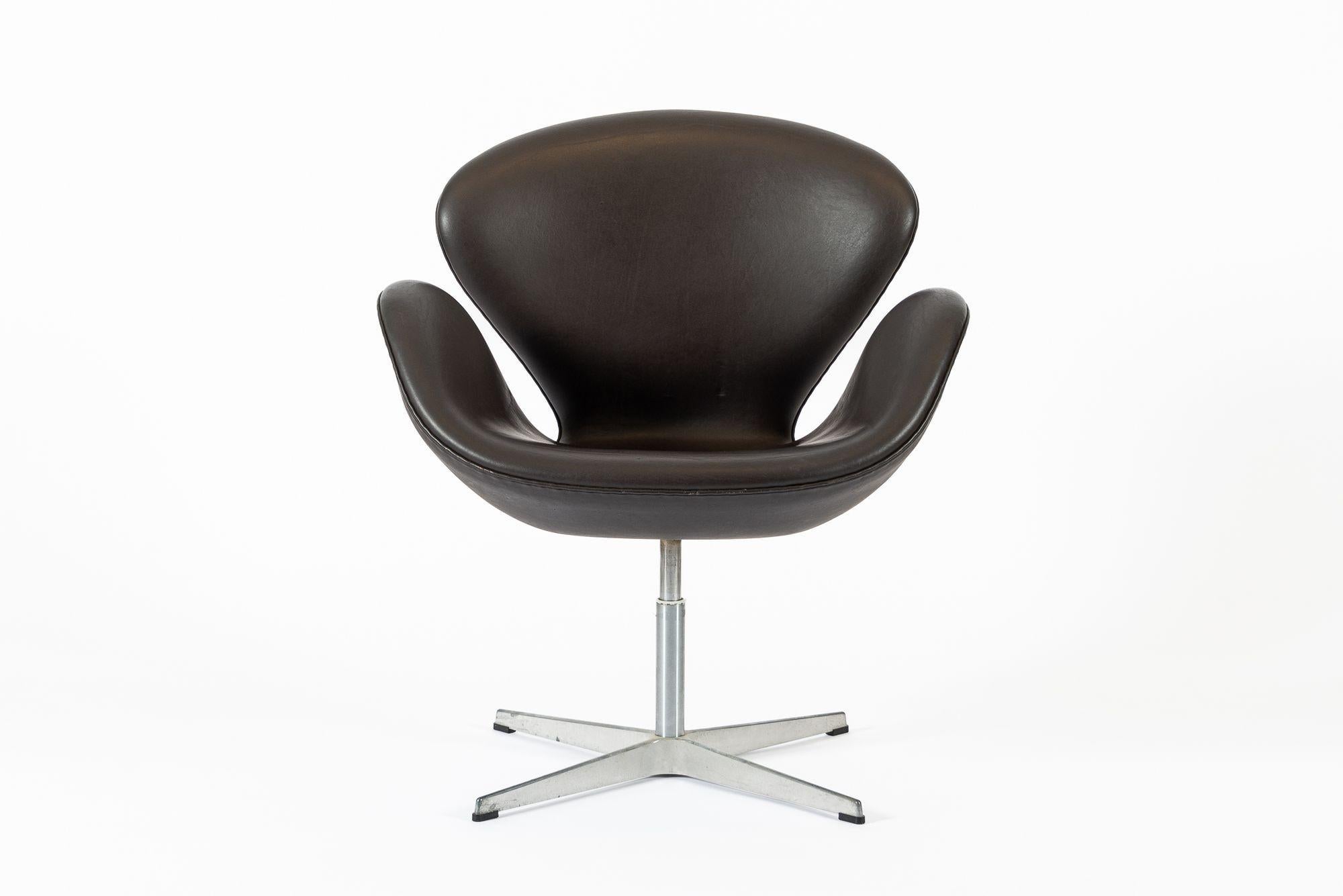 Silla Cisne Marrón Danesa de Mediados de Siglo de Arne Jacobsen para Fritz Hansen en venta 4