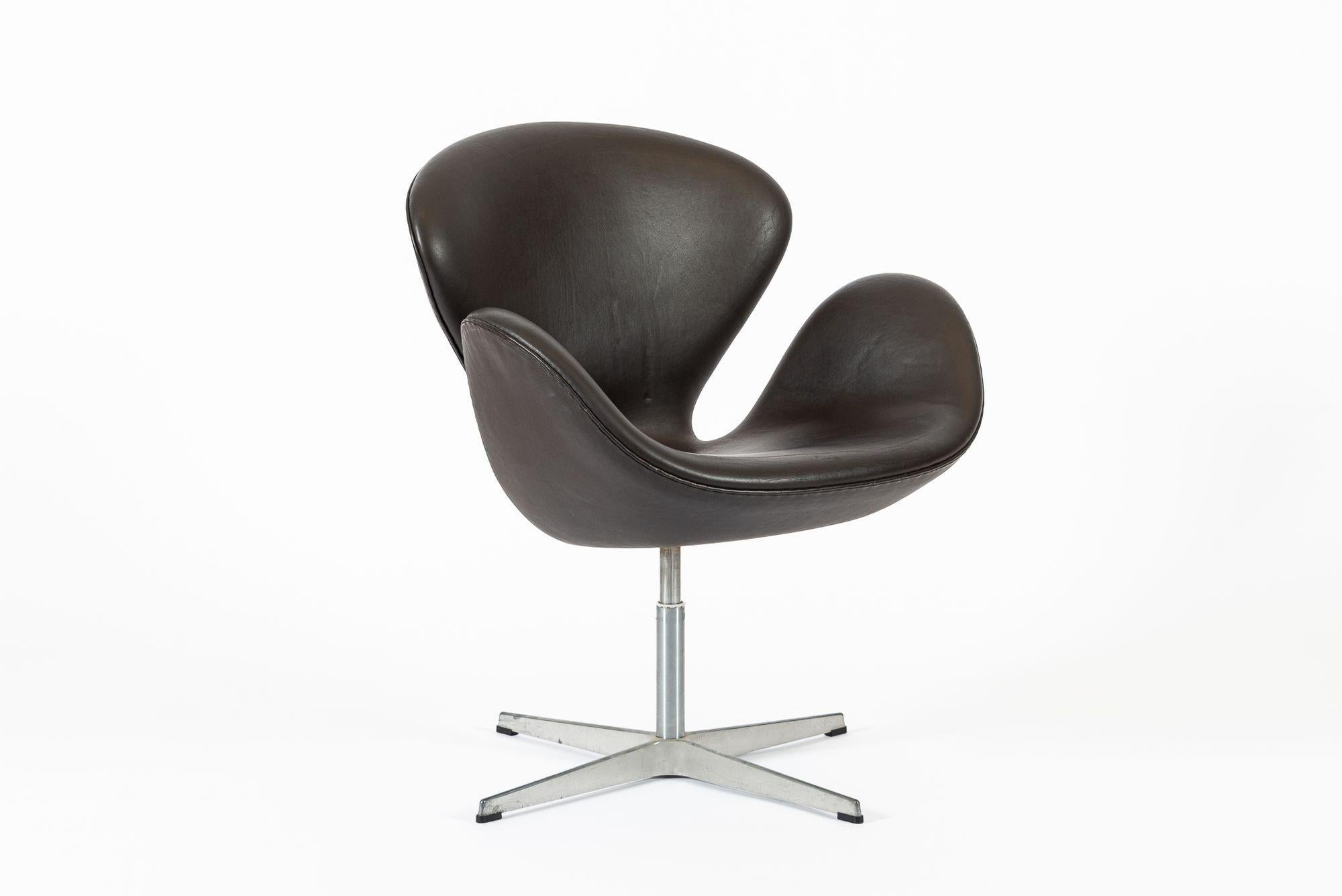 Silla Cisne Marrón Danesa de Mediados de Siglo de Arne Jacobsen para Fritz Hansen en venta 5