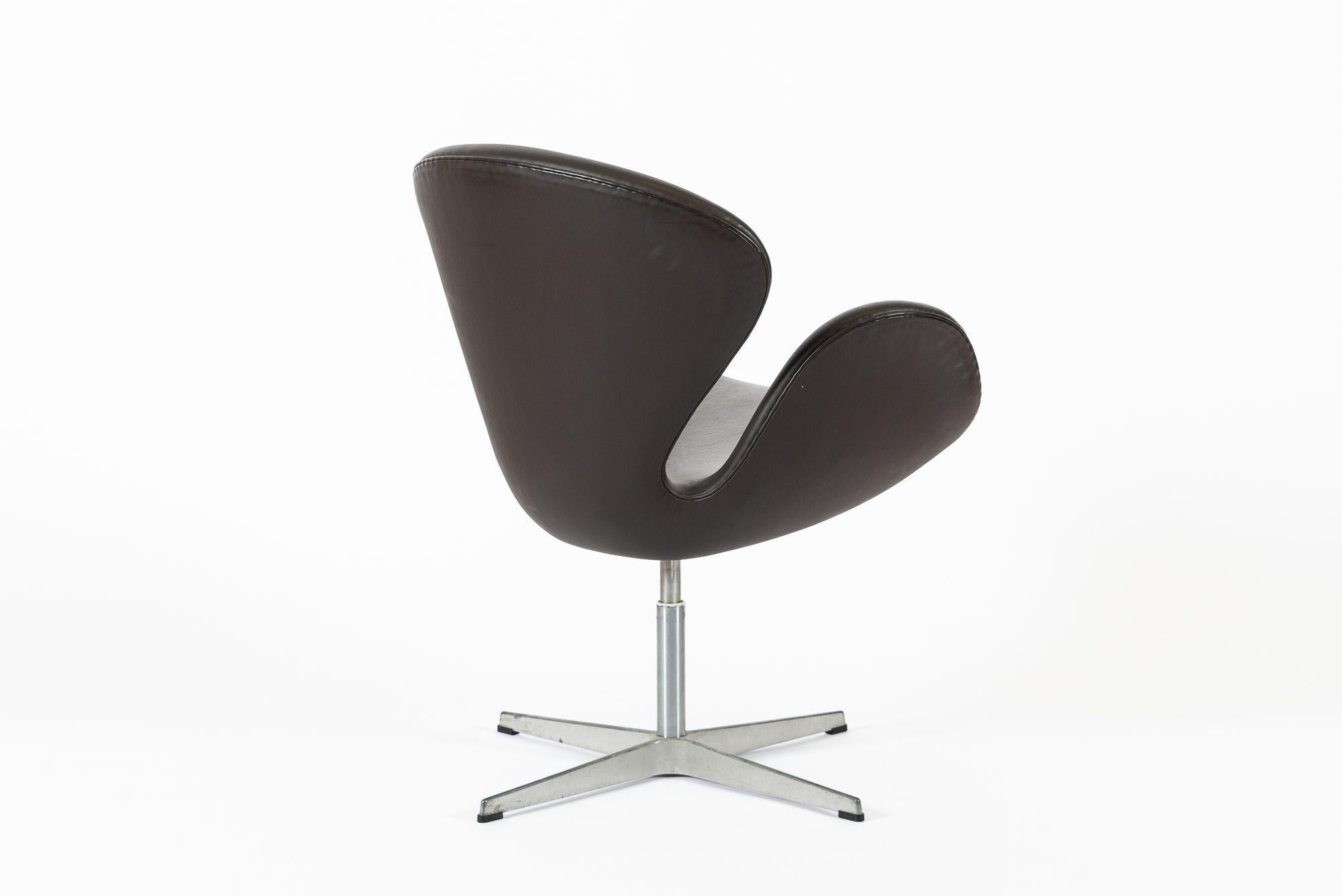 Silla Cisne Marrón Danesa de Mediados de Siglo de Arne Jacobsen para Fritz Hansen en venta 6