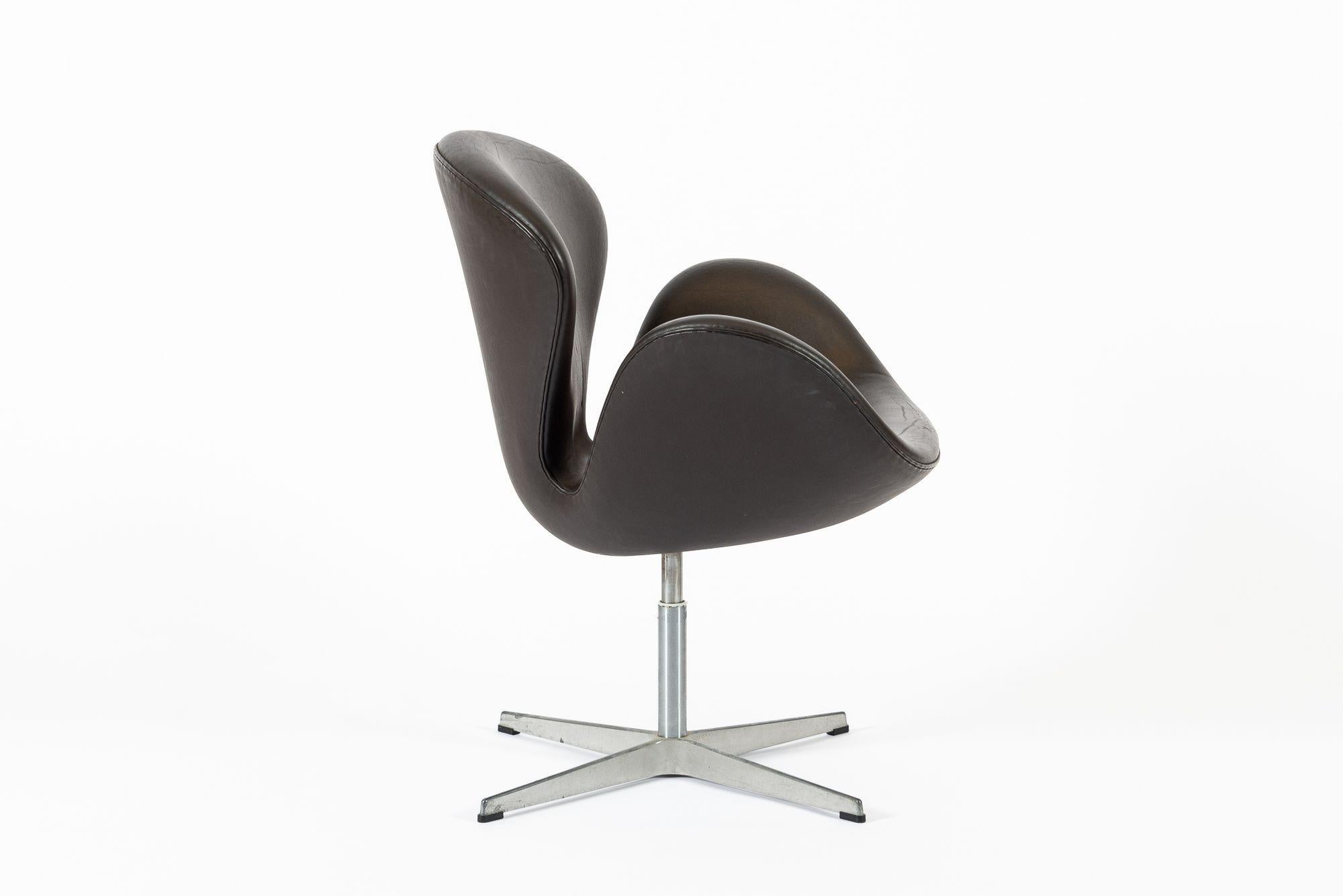 Silla Cisne Marrón Danesa de Mediados de Siglo de Arne Jacobsen para Fritz Hansen en venta 7