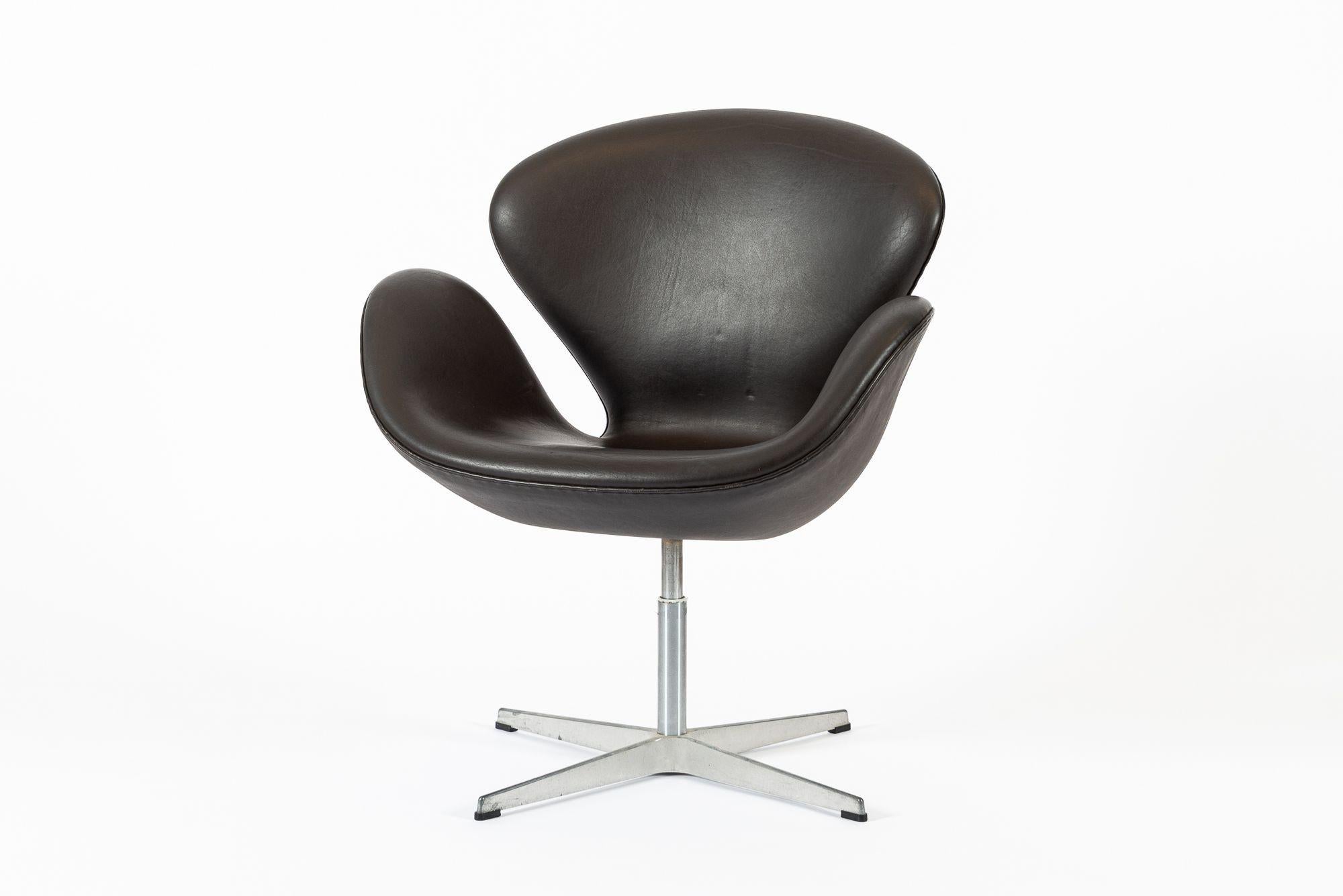 Esta silla Swan marrón de estilo moderno danés de mediados de siglo, obra de Arne Jacobsen para Fritz Hansen, se fabricó en Dinamarca en 2003. Tiene una base giratoria de aluminio de 4 radios y una tapicería original de polipiel en un precioso tono