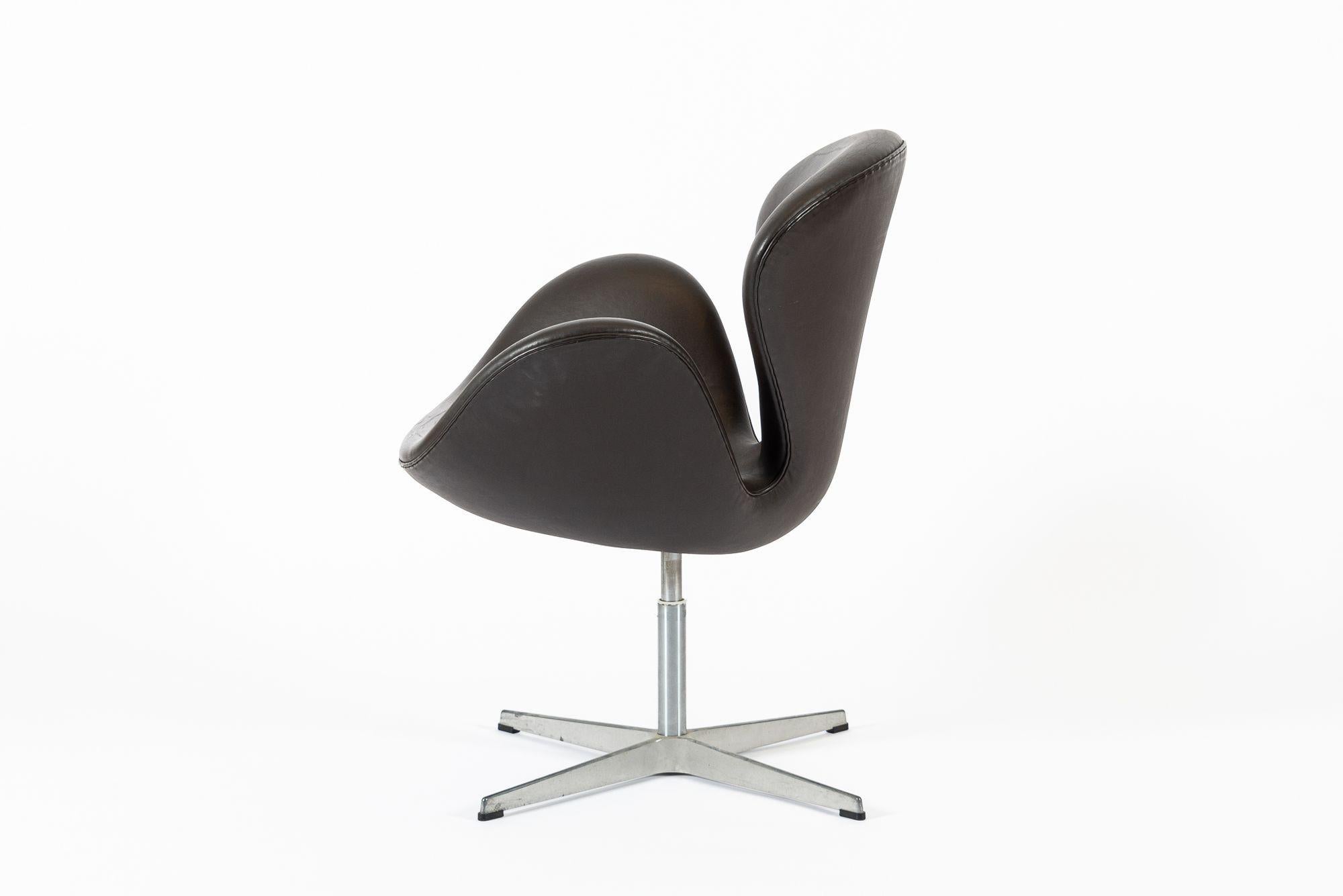 Silla Cisne Marrón Danesa de Mediados de Siglo de Arne Jacobsen para Fritz Hansen Moderno de mediados de siglo en venta