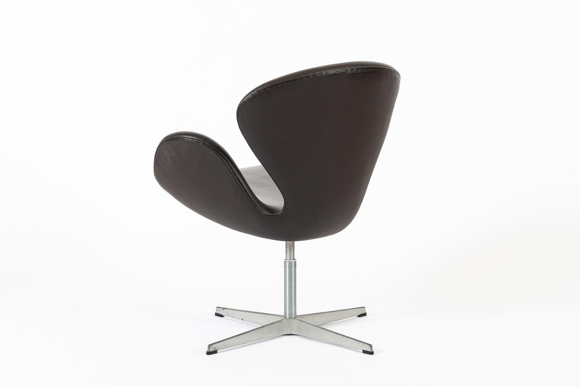 Silla Cisne Marrón Danesa de Mediados de Siglo de Arne Jacobsen para Fritz Hansen Danés en venta