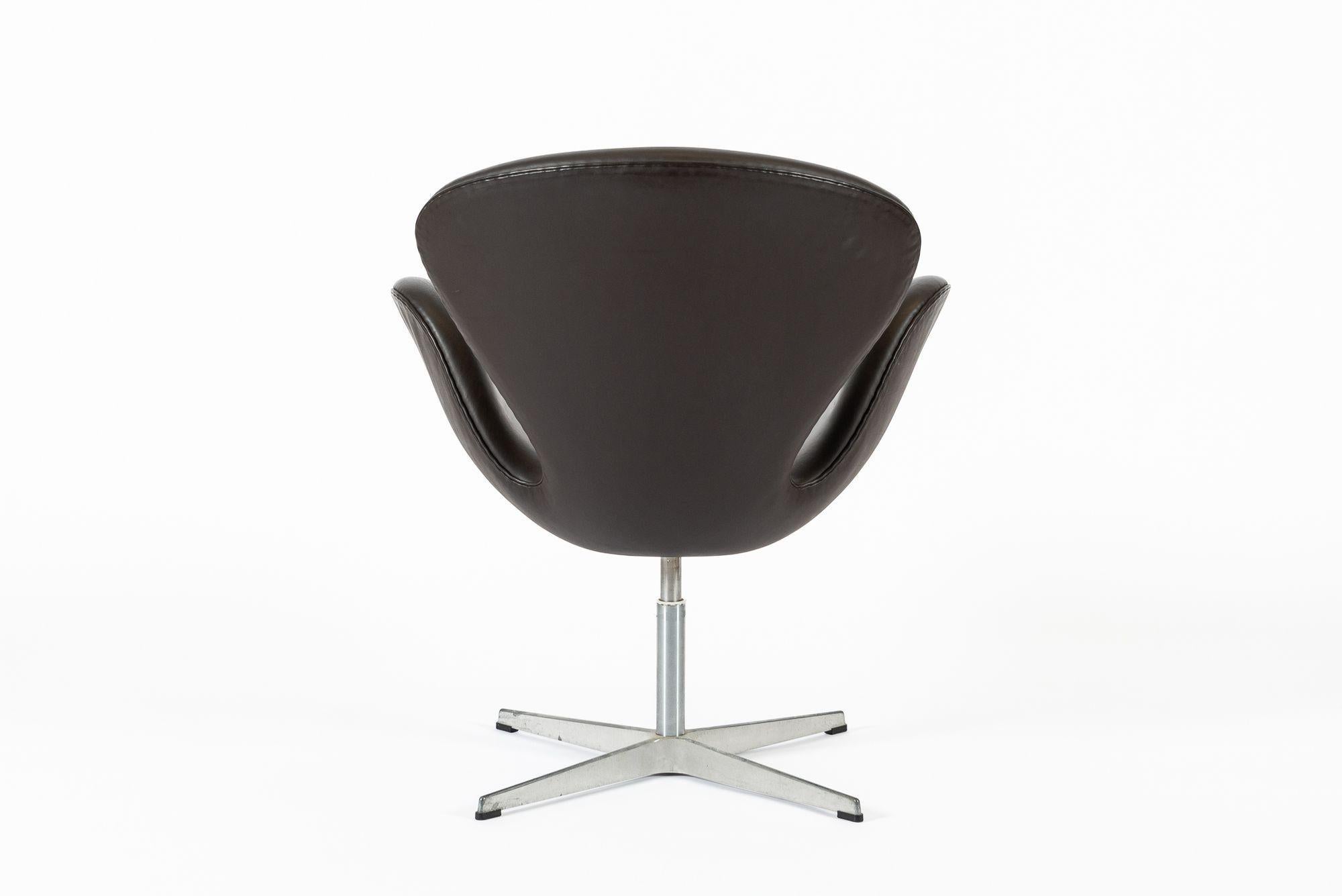 Silla Cisne Marrón Danesa de Mediados de Siglo de Arne Jacobsen para Fritz Hansen en Bueno estado para la venta en Detroit, MI